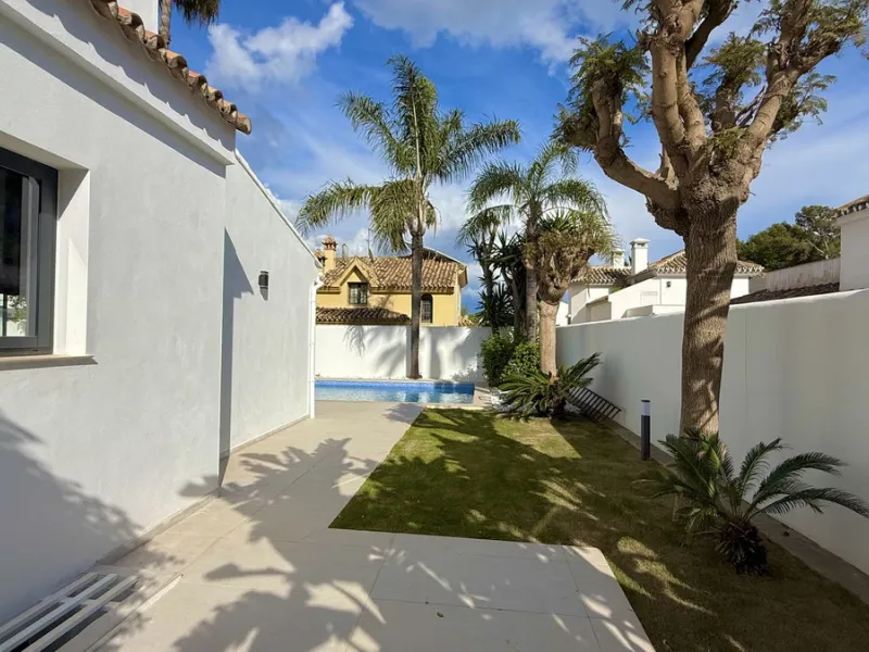 An exceptional villa for sale in Altos del Rodeo, offering five bedrooms and four bathrooms with a desirable south-facing orientation. The villa was fully renovated in 2025. The property is distributed over three levels.