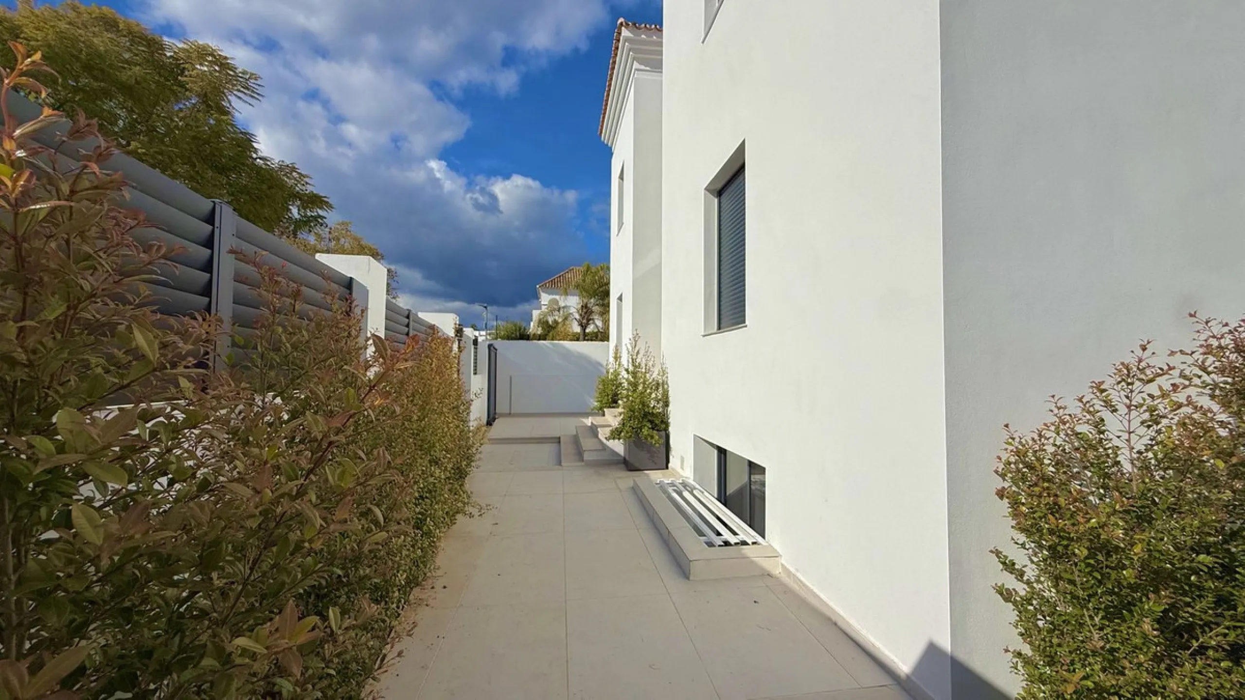 An exceptional villa for sale in Altos del Rodeo, offering five bedrooms and four bathrooms with a desirable south-facing orientation. The villa was fully renovated in 2025. The property is distributed over three levels.