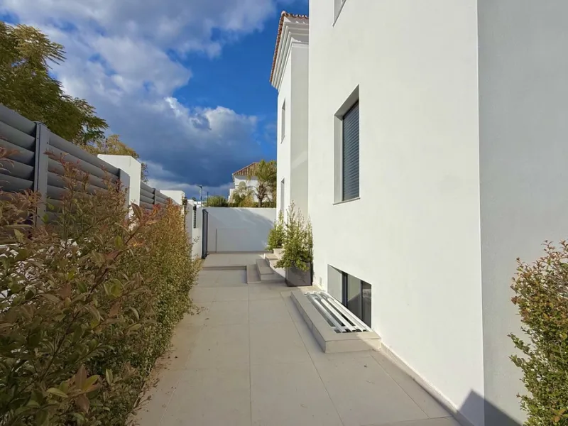 An exceptional villa for sale in Altos del Rodeo, offering five bedrooms and four bathrooms with a desirable south-facing orientation. The villa was fully renovated in 2025. The property is distributed over three levels.