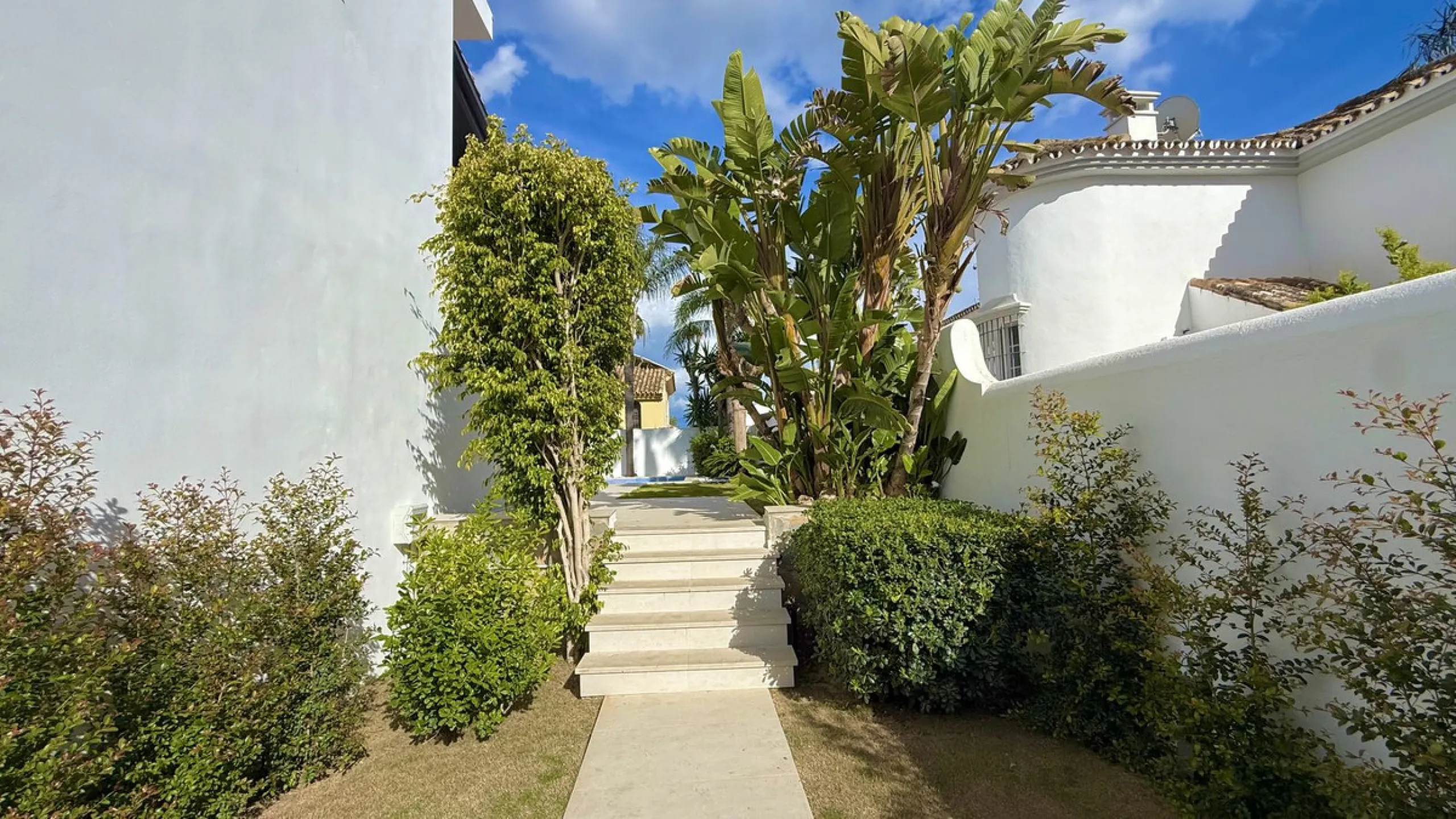 An exceptional villa for sale in Altos del Rodeo, offering five bedrooms and four bathrooms with a desirable south-facing orientation. The villa was fully renovated in 2025. The property is distributed over three levels.