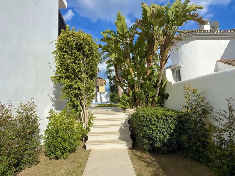 An exceptional villa for sale in Altos del Rodeo, offering five bedrooms and four bathrooms with a desirable south-facing orientation. The villa was fully renovated in 2025. The property is distributed over three levels.