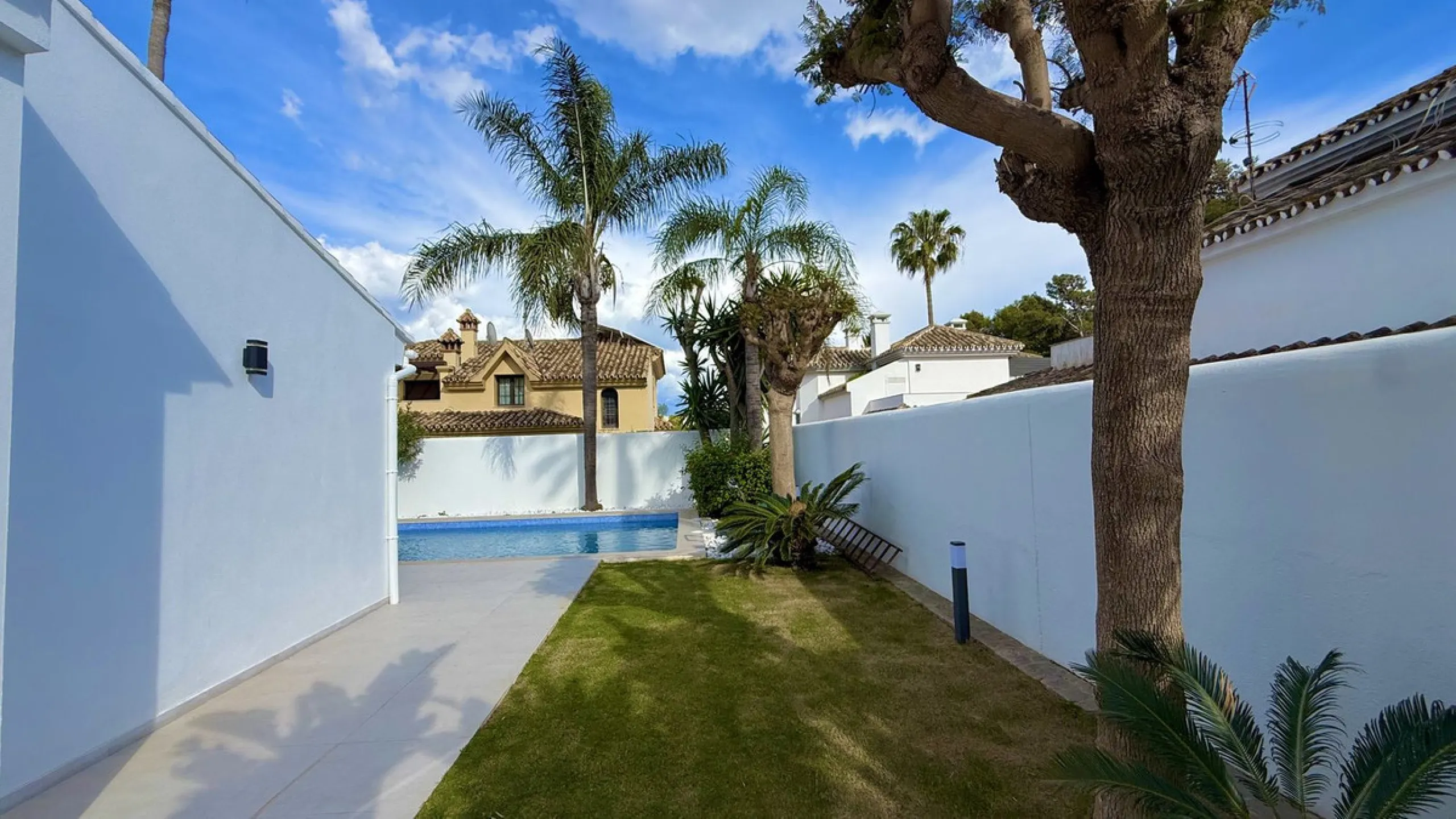 An exceptional villa for sale in Altos del Rodeo, offering five bedrooms and four bathrooms with a desirable south-facing orientation. The villa was fully renovated in 2025. The property is distributed over three levels.