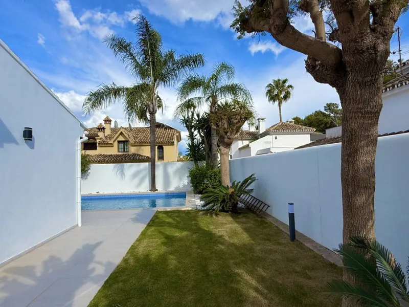 An exceptional villa for sale in Altos del Rodeo, offering five bedrooms and four bathrooms with a desirable south-facing orientation. The villa was fully renovated in 2025. The property is distributed over three levels.