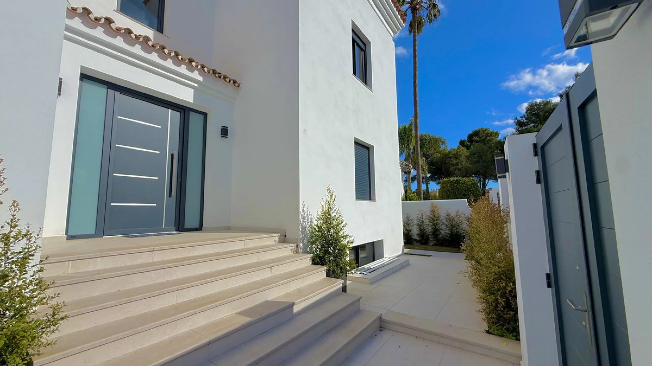 An exceptional villa for sale in Altos del Rodeo, offering five bedrooms and four bathrooms with a desirable south-facing orientation. The villa was fully renovated in 2025. The property is distributed over three levels.