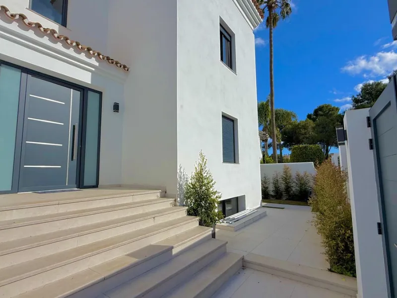 An exceptional villa for sale in Altos del Rodeo, offering five bedrooms and four bathrooms with a desirable south-facing orientation. The villa was fully renovated in 2025. The property is distributed over three levels.