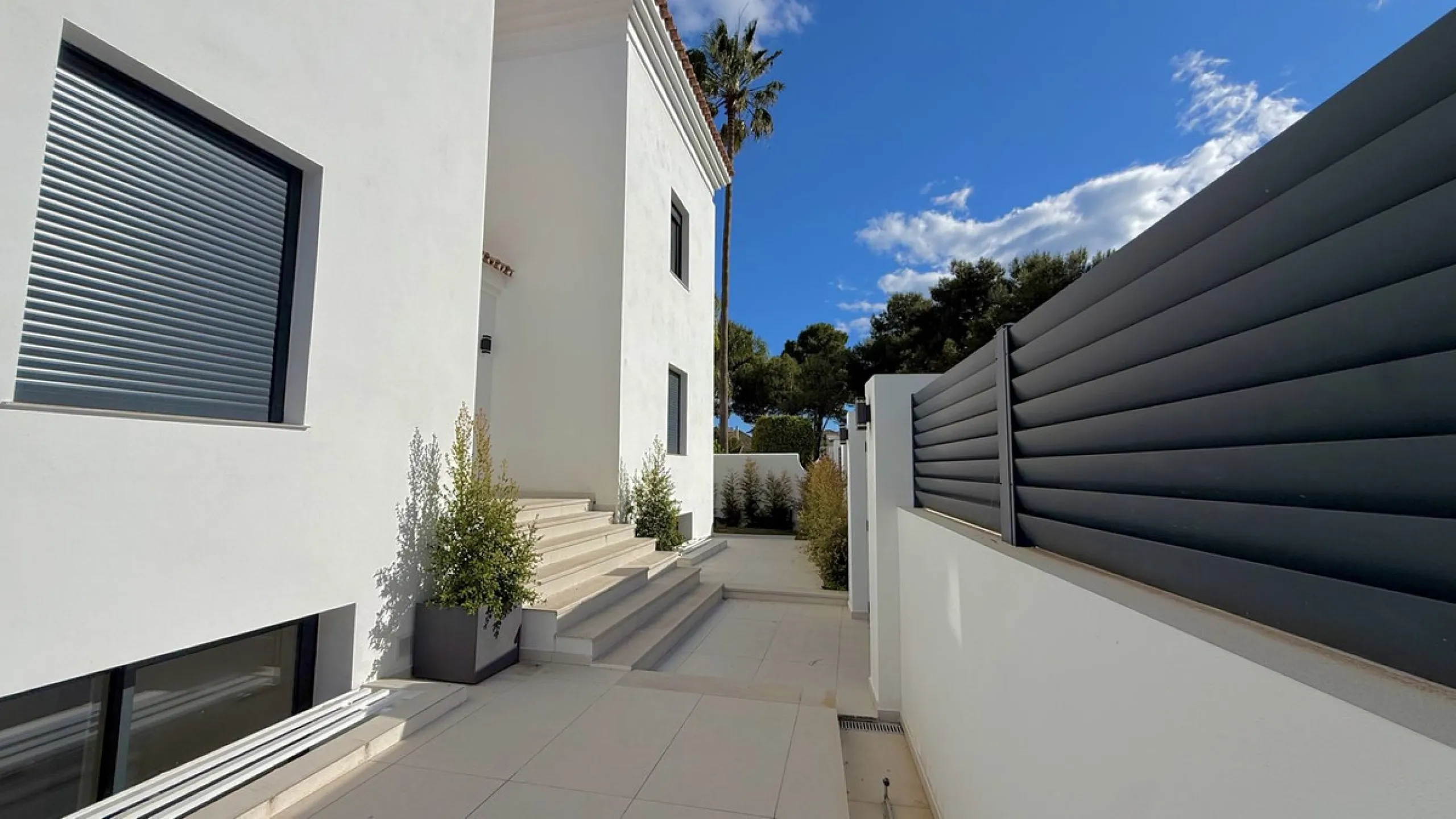 An exceptional villa for sale in Altos del Rodeo, offering five bedrooms and four bathrooms with a desirable south-facing orientation. The villa was fully renovated in 2025. The property is distributed over three levels.