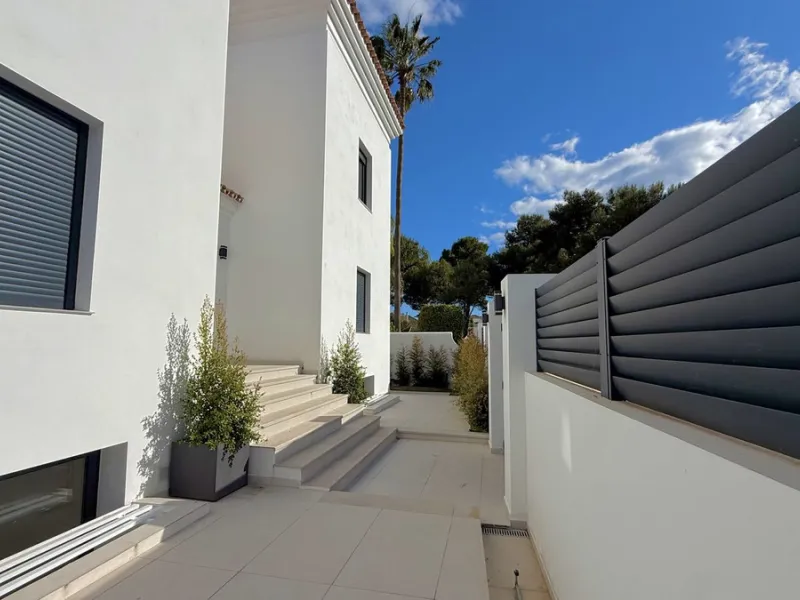 An exceptional villa for sale in Altos del Rodeo, offering five bedrooms and four bathrooms with a desirable south-facing orientation. The villa was fully renovated in 2025. The property is distributed over three levels.