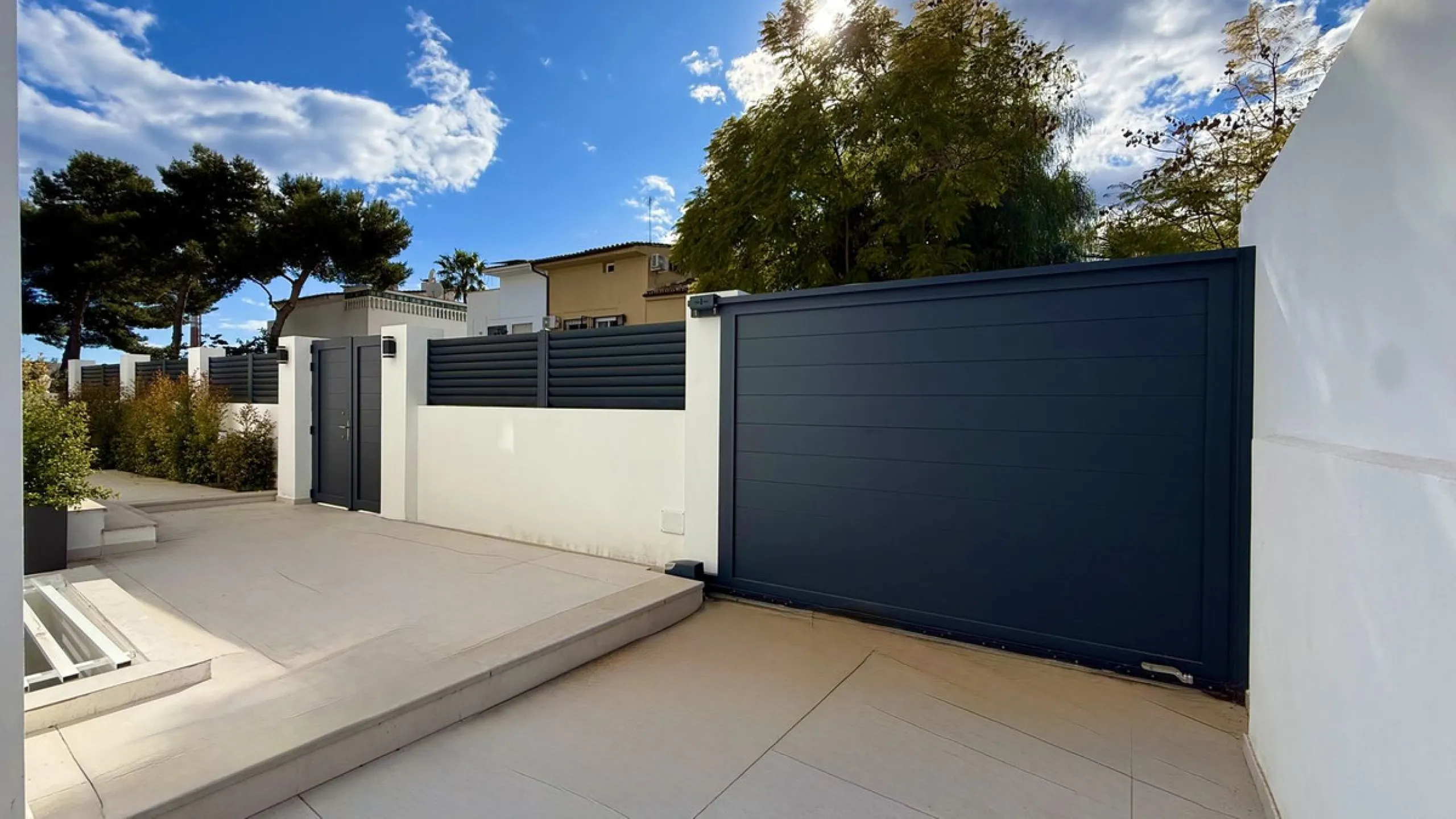 An exceptional villa for sale in Altos del Rodeo, offering five bedrooms and four bathrooms with a desirable south-facing orientation. The villa was fully renovated in 2025. The property is distributed over three levels.