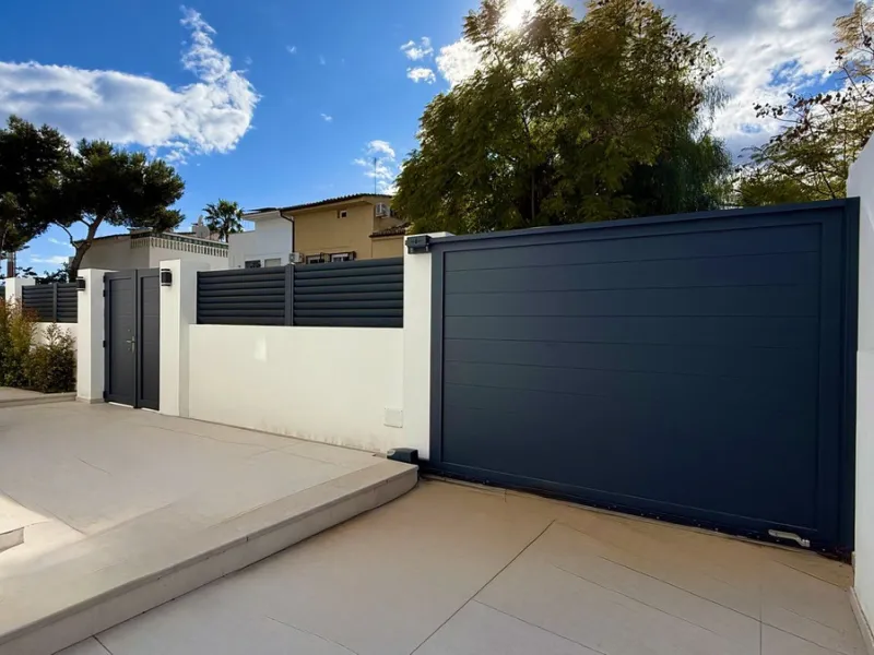 An exceptional villa for sale in Altos del Rodeo, offering five bedrooms and four bathrooms with a desirable south-facing orientation. The villa was fully renovated in 2025. The property is distributed over three levels.