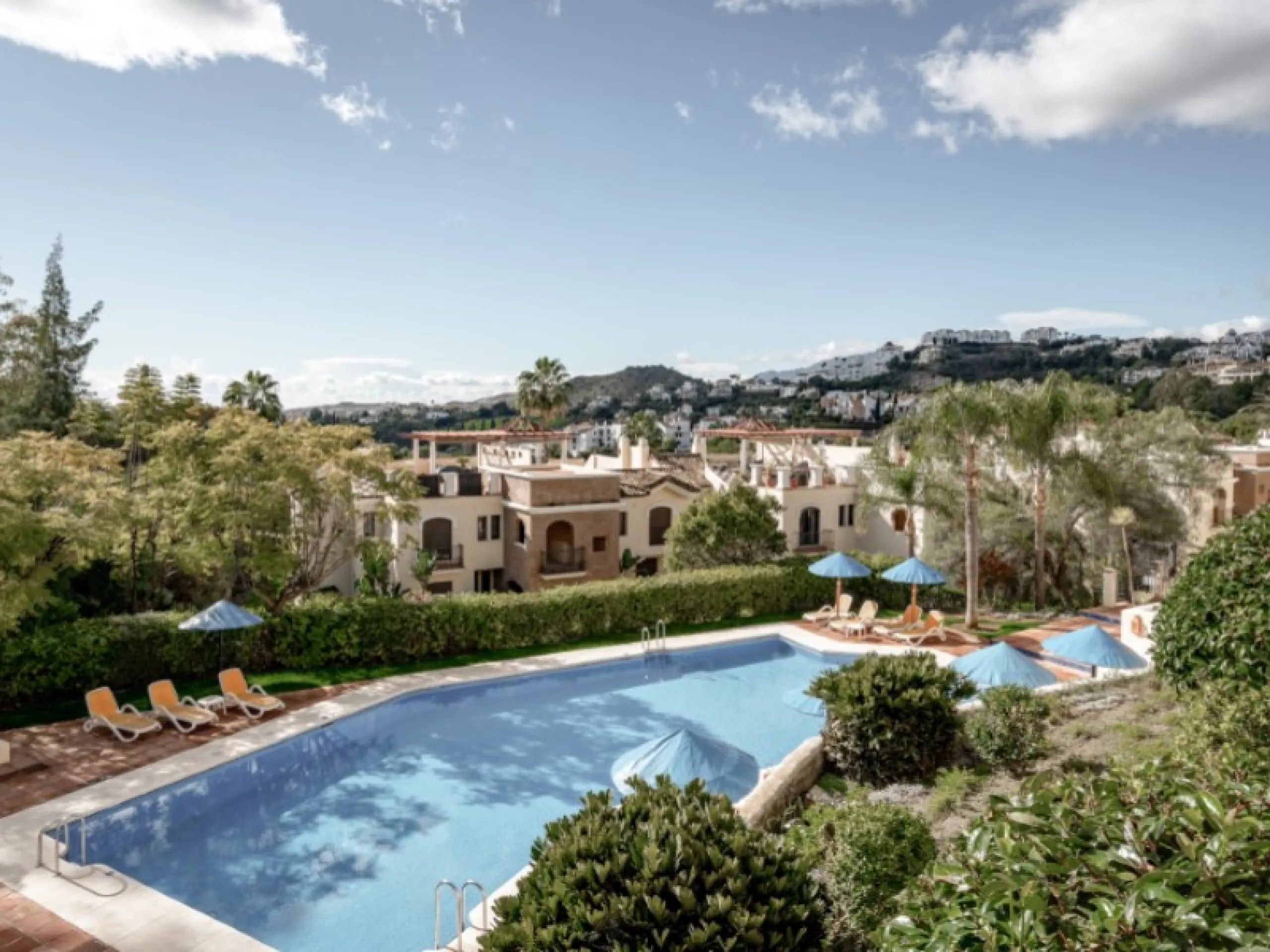 Welcome to Las Jacarandas, a beautifully fully renovated apartment located in the exclusive Los Arqueros urbanisation in Benahavís. Here you enjoy peace, comfort and luxury living, while still being perfectly connected to main roads and all nearby ameniti