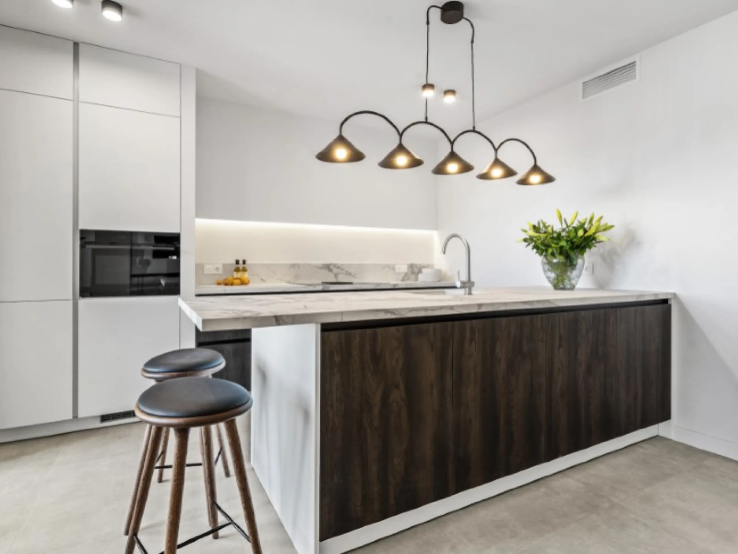 Welcome to Las Jacarandas, a beautifully fully renovated apartment located in the exclusive Los Arqueros urbanisation in Benahavís. Here you enjoy peace, comfort and luxury living, while still being perfectly connected to main roads and all nearby ameniti