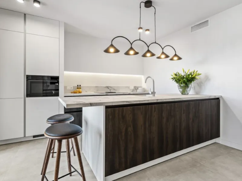 Welcome to Las Jacarandas, a beautifully fully renovated apartment located in the exclusive Los Arqueros urbanisation in Benahavís. Here you enjoy peace, comfort and luxury living, while still being perfectly connected to main roads and all nearby ameniti