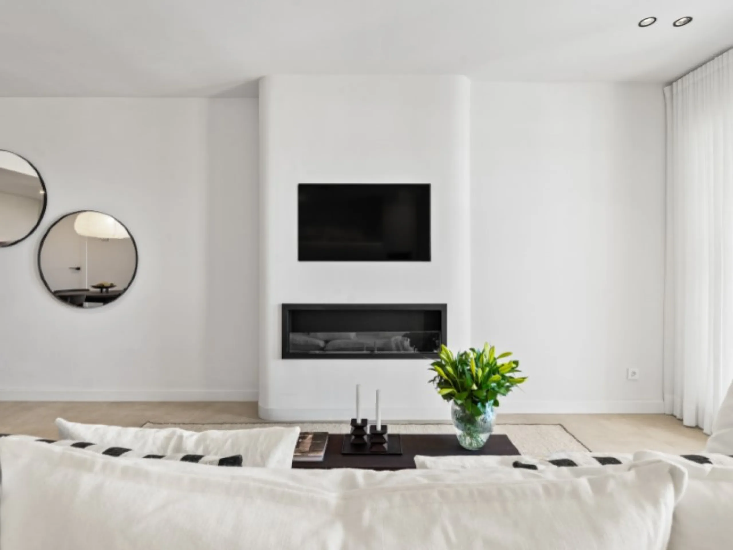 Welcome to Las Jacarandas, a beautifully fully renovated apartment located in the exclusive Los Arqueros urbanisation in Benahavís. Here you enjoy peace, comfort and luxury living, while still being perfectly connected to main roads and all nearby ameniti