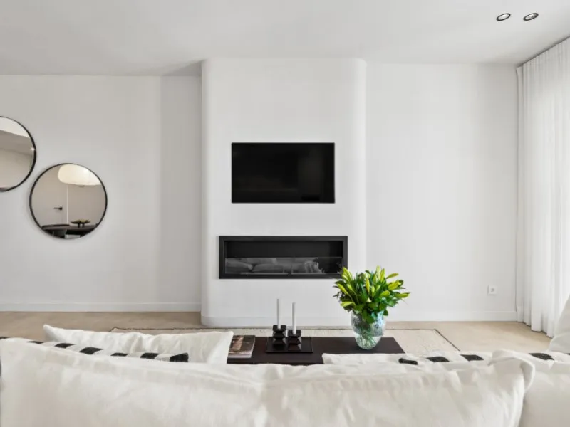Welcome to Las Jacarandas, a beautifully fully renovated apartment located in the exclusive Los Arqueros urbanisation in Benahavís. Here you enjoy peace, comfort and luxury living, while still being perfectly connected to main roads and all nearby ameniti