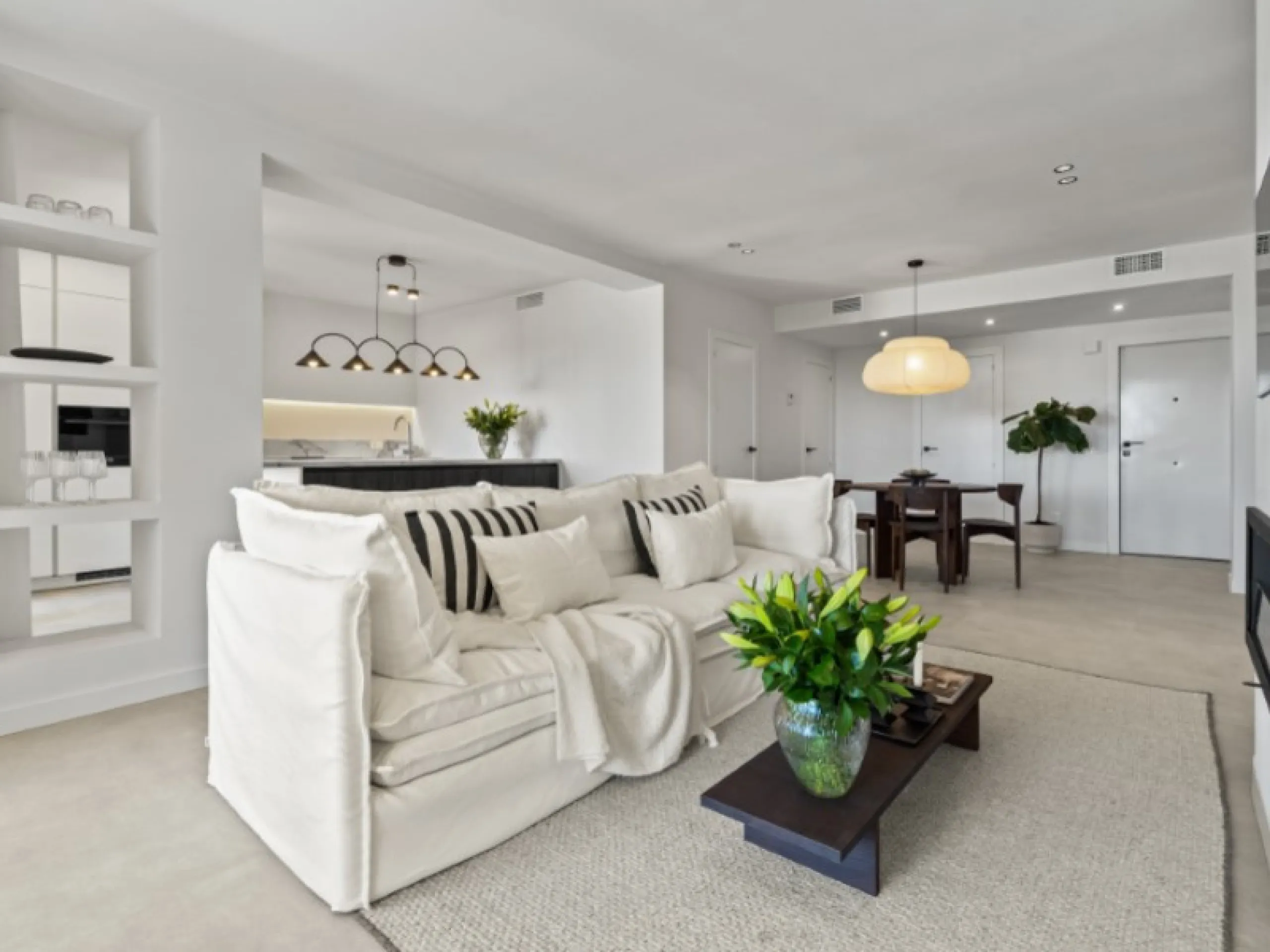 Welcome to Las Jacarandas, a beautifully fully renovated apartment located in the exclusive Los Arqueros urbanisation in Benahavís. Here you enjoy peace, comfort and luxury living, while still being perfectly connected to main roads and all nearby ameniti