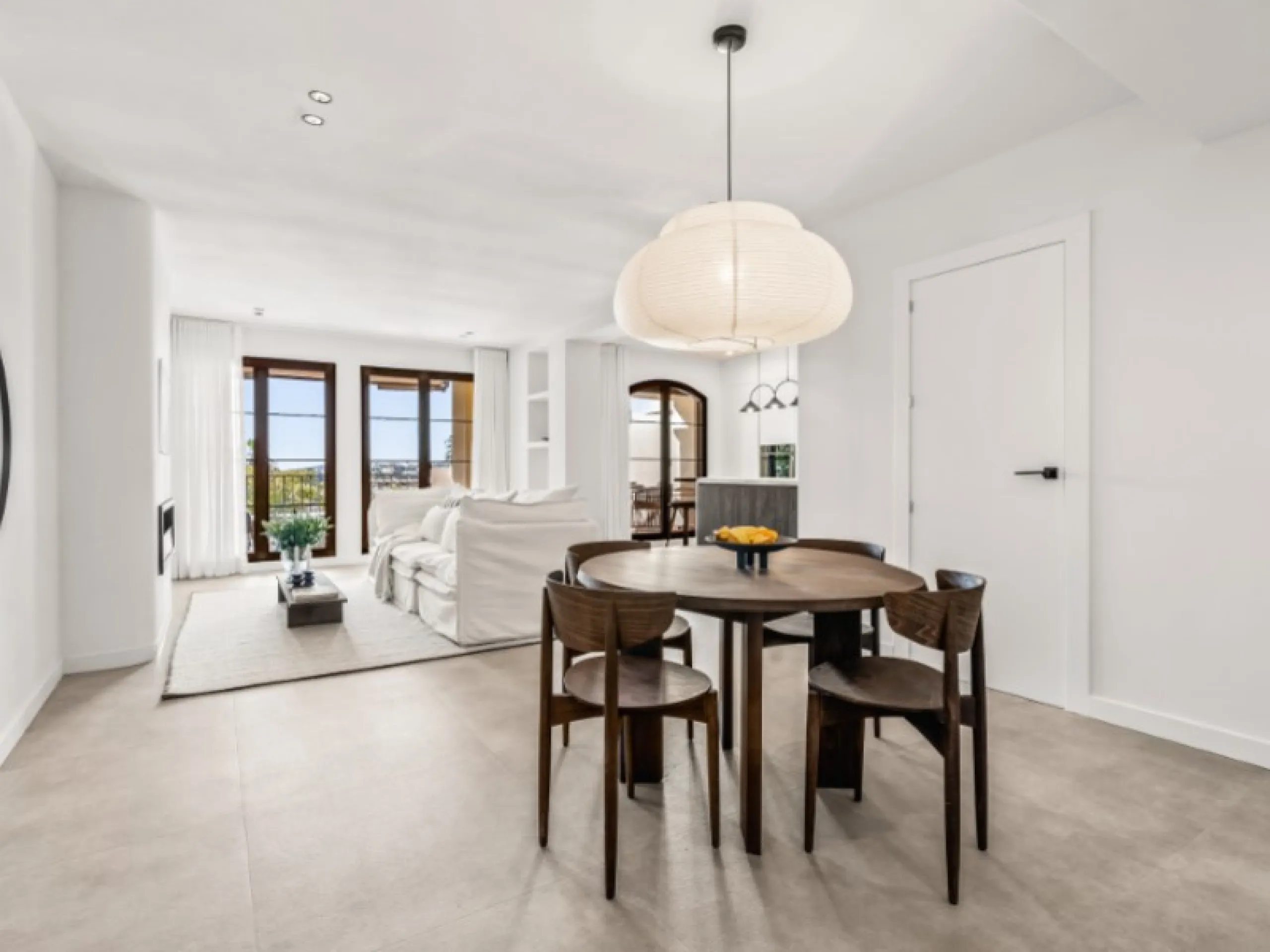 Welcome to Las Jacarandas, a beautifully fully renovated apartment located in the exclusive Los Arqueros urbanisation in Benahavís. Here you enjoy peace, comfort and luxury living, while still being perfectly connected to main roads and all nearby ameniti