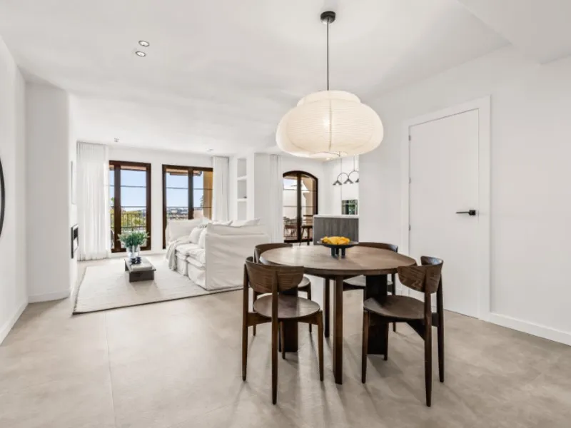 Welcome to Las Jacarandas, a beautifully fully renovated apartment located in the exclusive Los Arqueros urbanisation in Benahavís. Here you enjoy peace, comfort and luxury living, while still being perfectly connected to main roads and all nearby ameniti