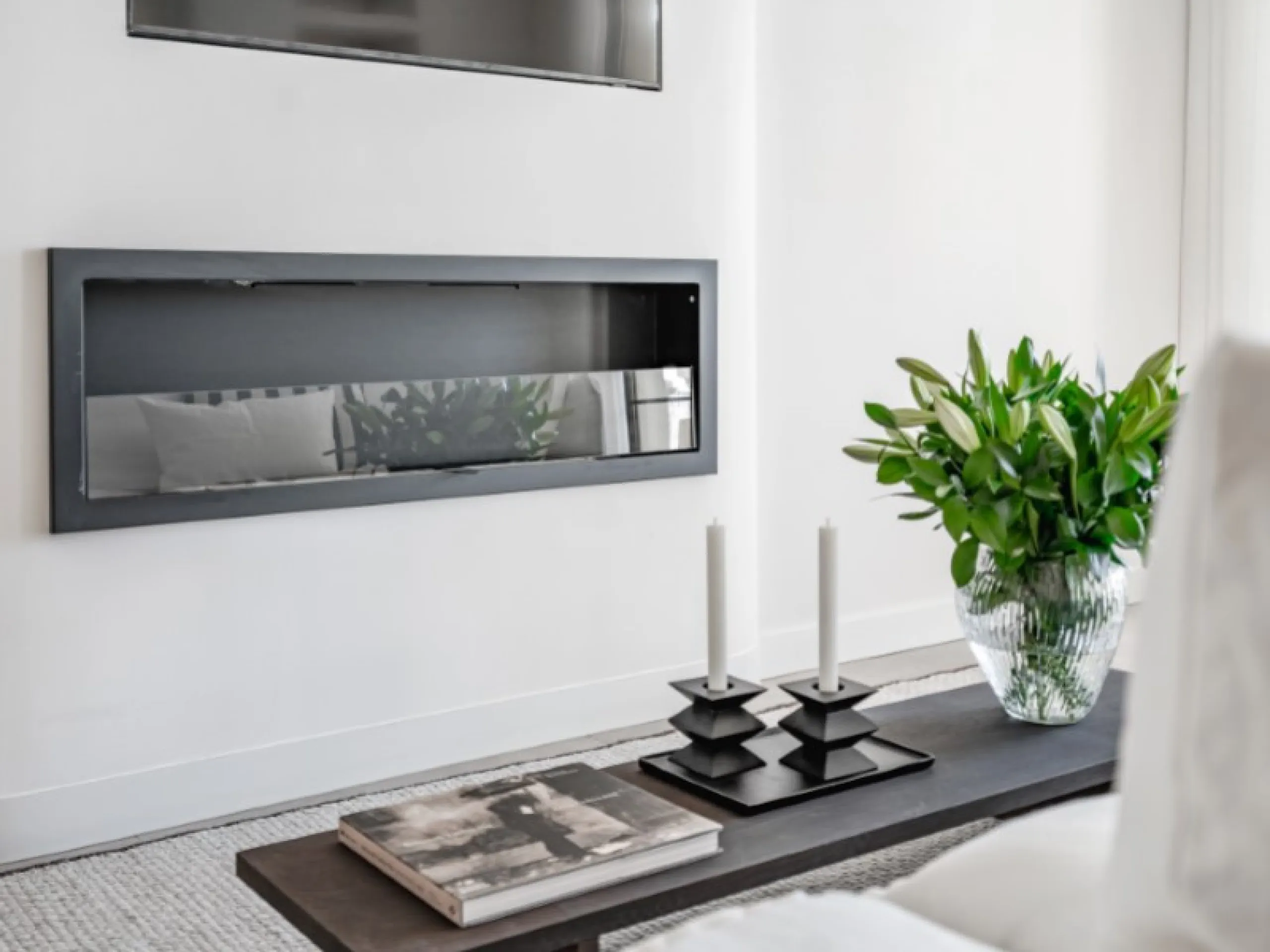 Welcome to Las Jacarandas, a beautifully fully renovated apartment located in the exclusive Los Arqueros urbanisation in Benahavís. Here you enjoy peace, comfort and luxury living, while still being perfectly connected to main roads and all nearby ameniti