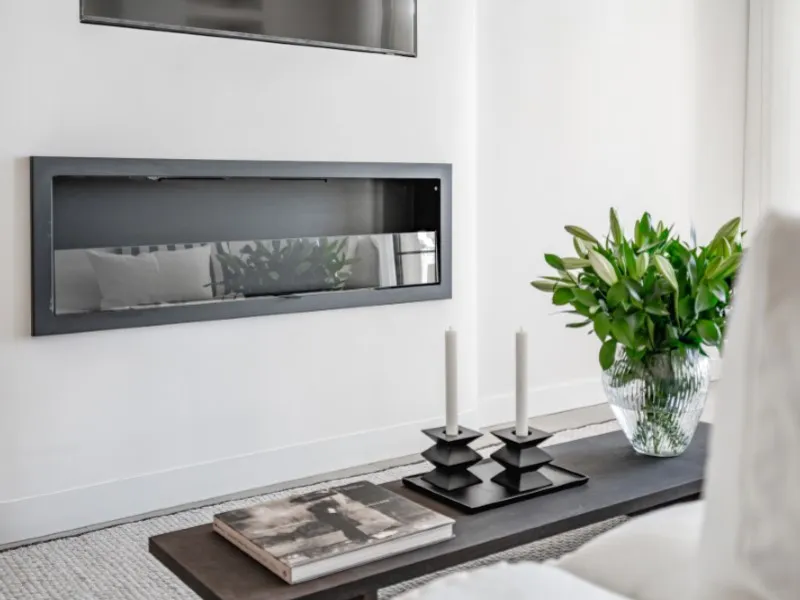 Welcome to Las Jacarandas, a beautifully fully renovated apartment located in the exclusive Los Arqueros urbanisation in Benahavís. Here you enjoy peace, comfort and luxury living, while still being perfectly connected to main roads and all nearby ameniti