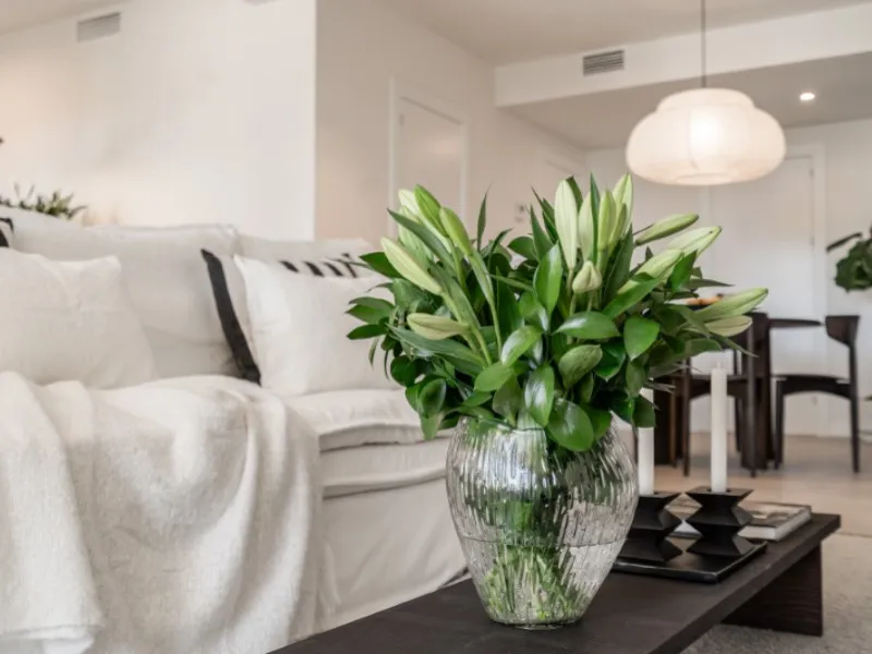 Welcome to Las Jacarandas, a beautifully fully renovated apartment located in the exclusive Los Arqueros urbanisation in Benahavís. Here you enjoy peace, comfort and luxury living, while still being perfectly connected to main roads and all nearby ameniti