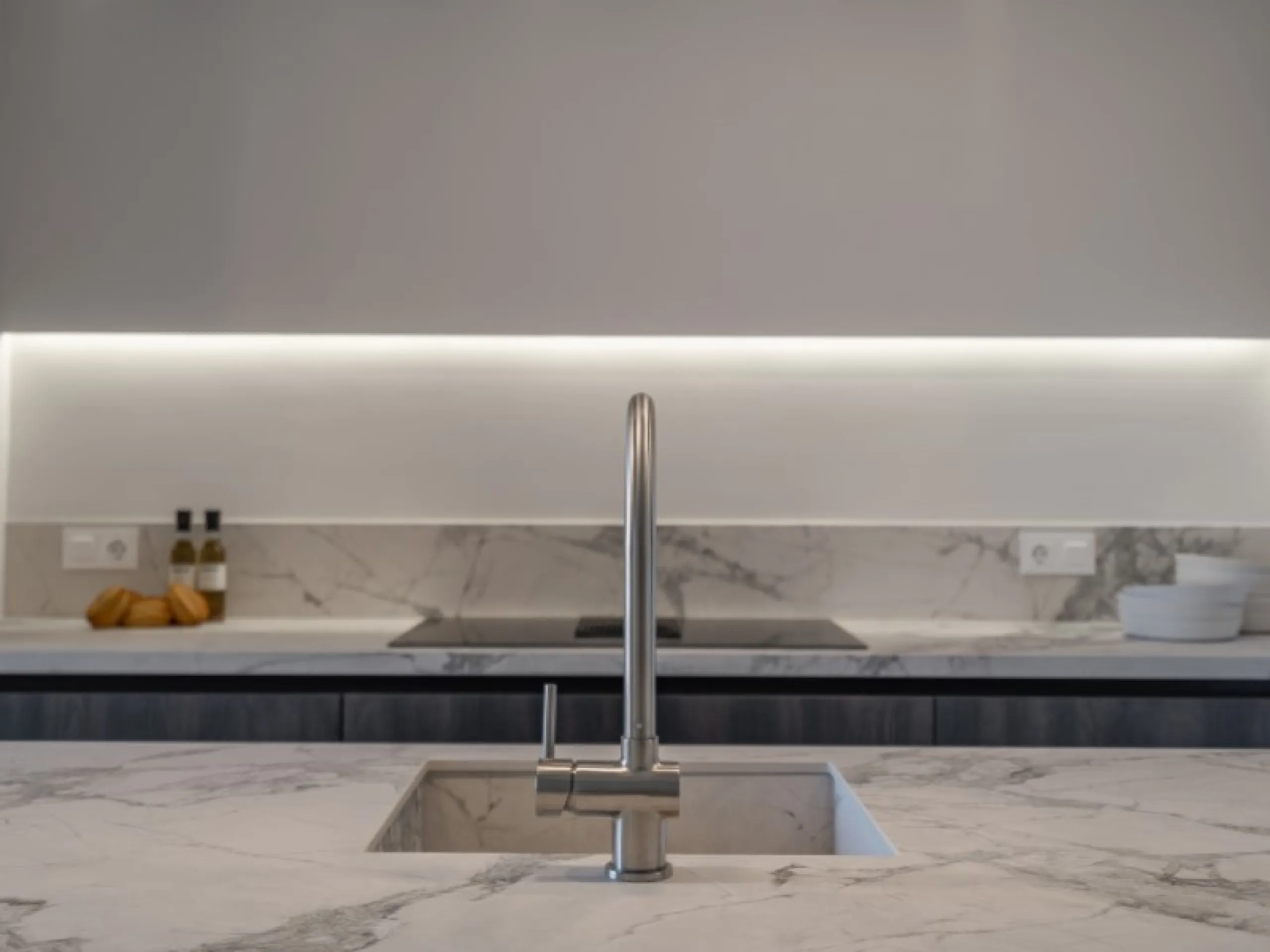 Welcome to Las Jacarandas, a beautifully fully renovated apartment located in the exclusive Los Arqueros urbanisation in Benahavís. Here you enjoy peace, comfort and luxury living, while still being perfectly connected to main roads and all nearby ameniti
