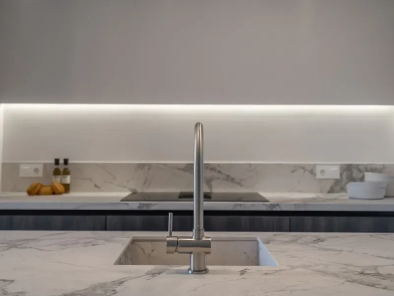 Welcome to Las Jacarandas, a beautifully fully renovated apartment located in the exclusive Los Arqueros urbanisation in Benahavís. Here you enjoy peace, comfort and luxury living, while still being perfectly connected to main roads and all nearby ameniti