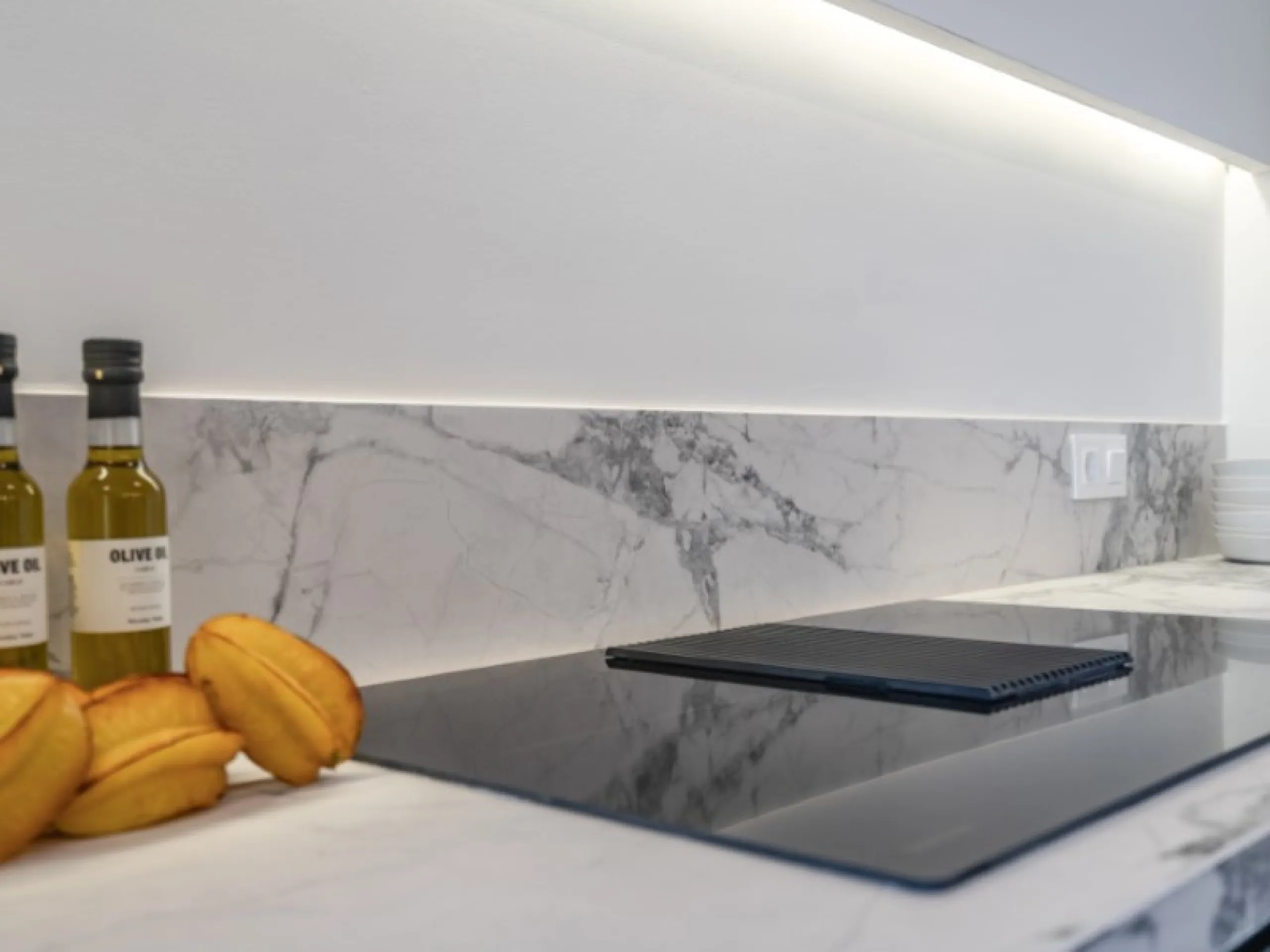 Welcome to Las Jacarandas, a beautifully fully renovated apartment located in the exclusive Los Arqueros urbanisation in Benahavís. Here you enjoy peace, comfort and luxury living, while still being perfectly connected to main roads and all nearby ameniti