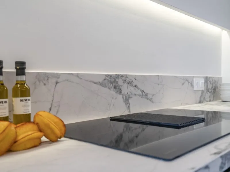 Welcome to Las Jacarandas, a beautifully fully renovated apartment located in the exclusive Los Arqueros urbanisation in Benahavís. Here you enjoy peace, comfort and luxury living, while still being perfectly connected to main roads and all nearby ameniti