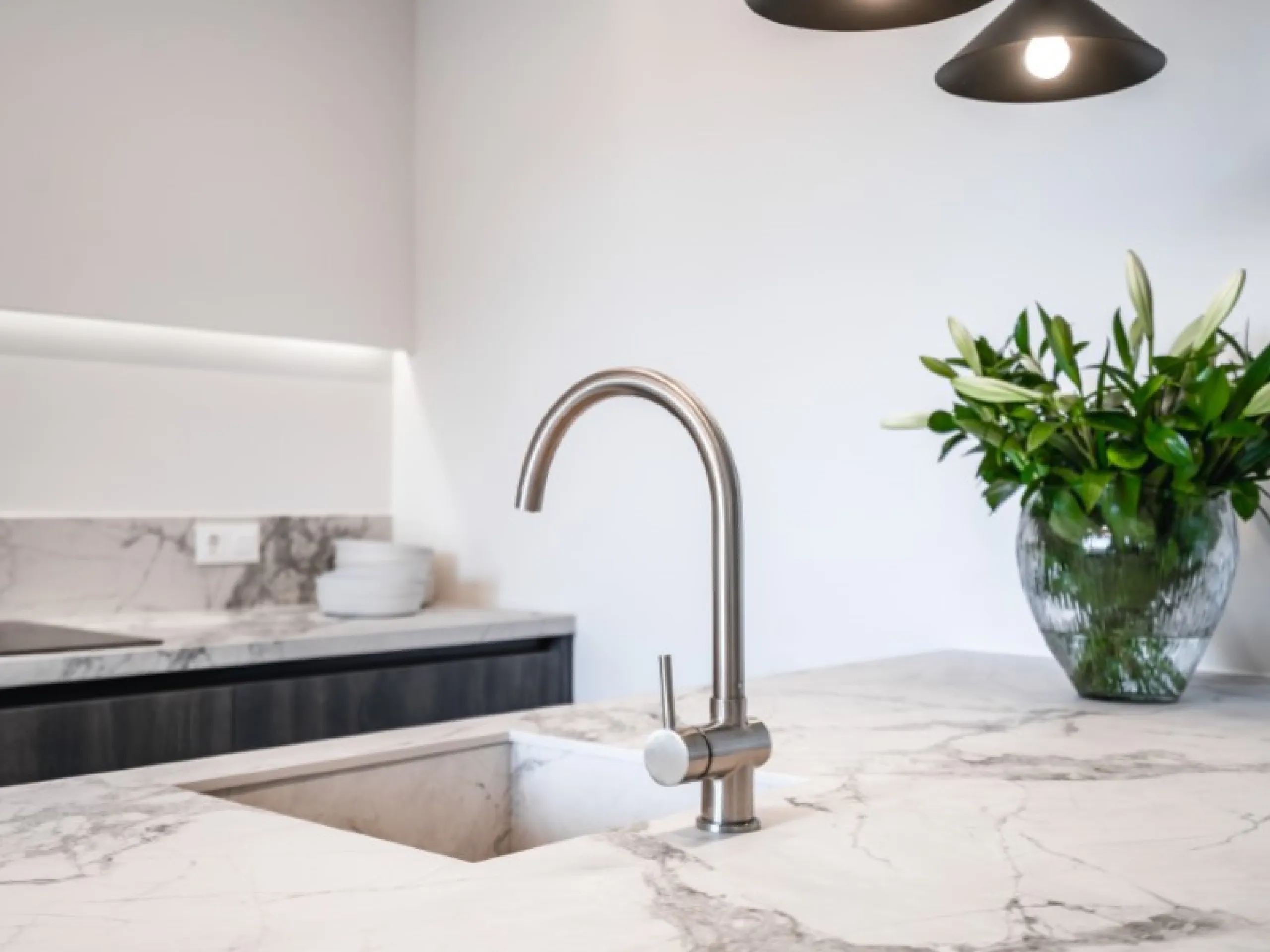 Welcome to Las Jacarandas, a beautifully fully renovated apartment located in the exclusive Los Arqueros urbanisation in Benahavís. Here you enjoy peace, comfort and luxury living, while still being perfectly connected to main roads and all nearby ameniti