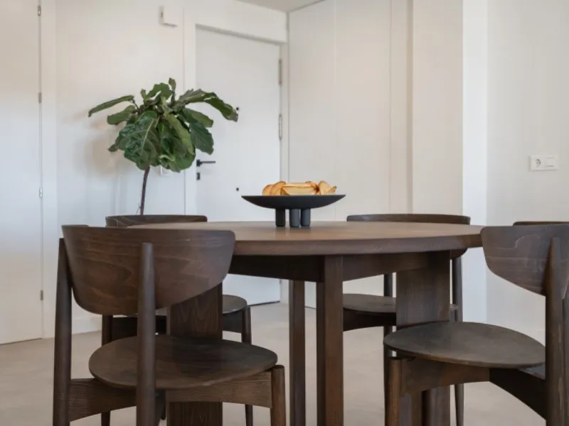 Welcome to Las Jacarandas, a beautifully fully renovated apartment located in the exclusive Los Arqueros urbanisation in Benahavís. Here you enjoy peace, comfort and luxury living, while still being perfectly connected to main roads and all nearby ameniti