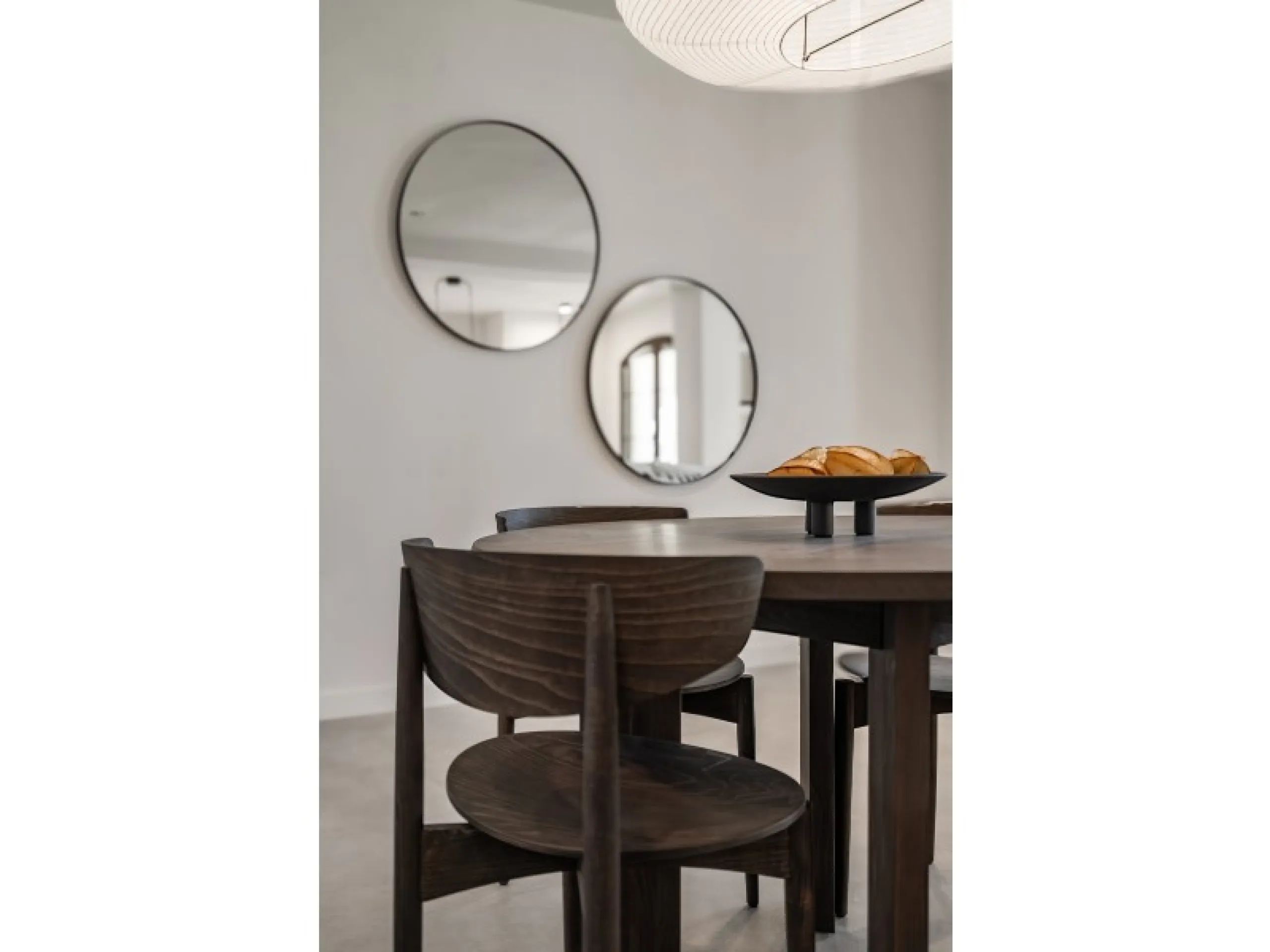 Welcome to Las Jacarandas, a beautifully fully renovated apartment located in the exclusive Los Arqueros urbanisation in Benahavís. Here you enjoy peace, comfort and luxury living, while still being perfectly connected to main roads and all nearby ameniti