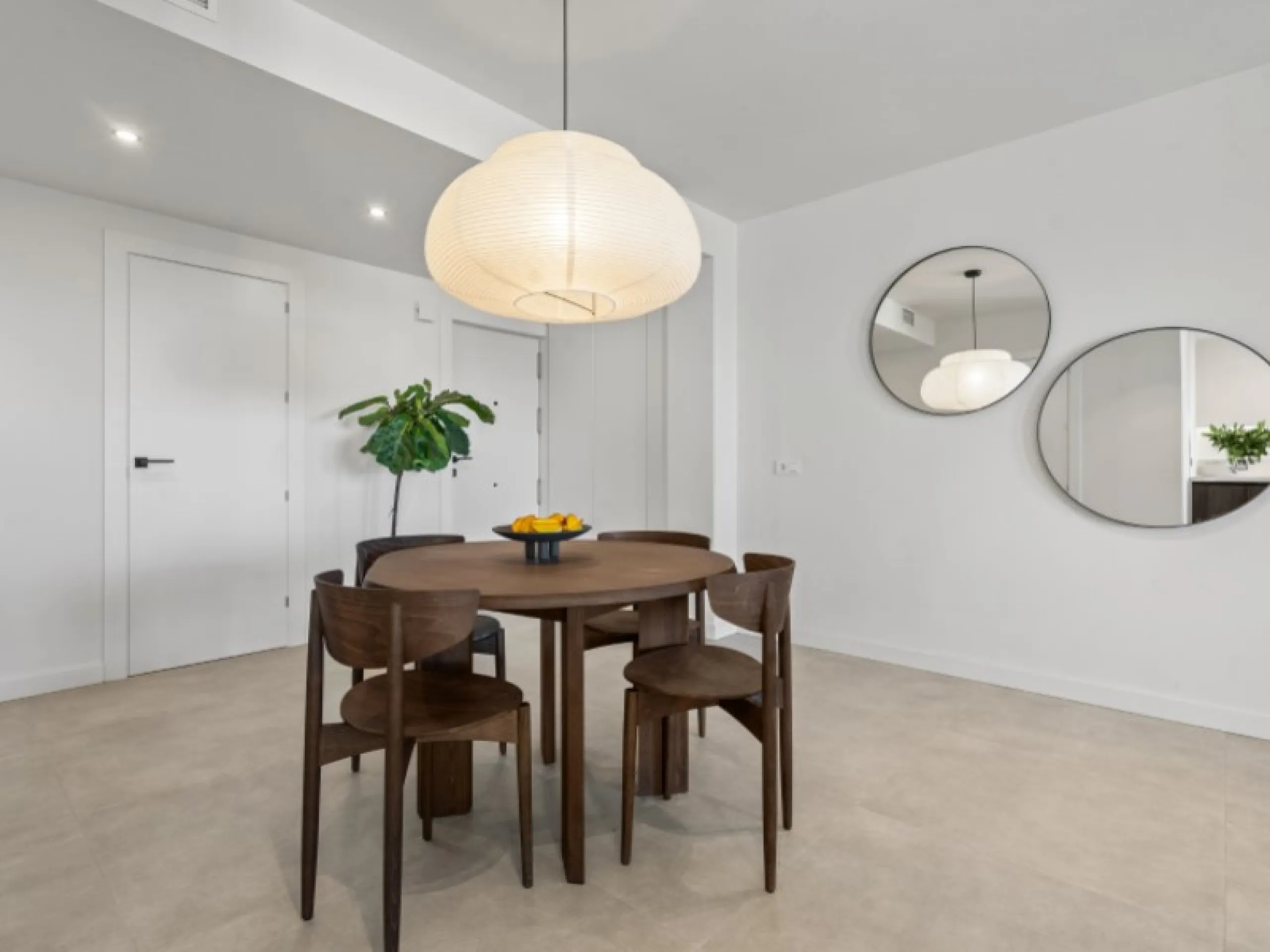 Welcome to Las Jacarandas, a beautifully fully renovated apartment located in the exclusive Los Arqueros urbanisation in Benahavís. Here you enjoy peace, comfort and luxury living, while still being perfectly connected to main roads and all nearby ameniti