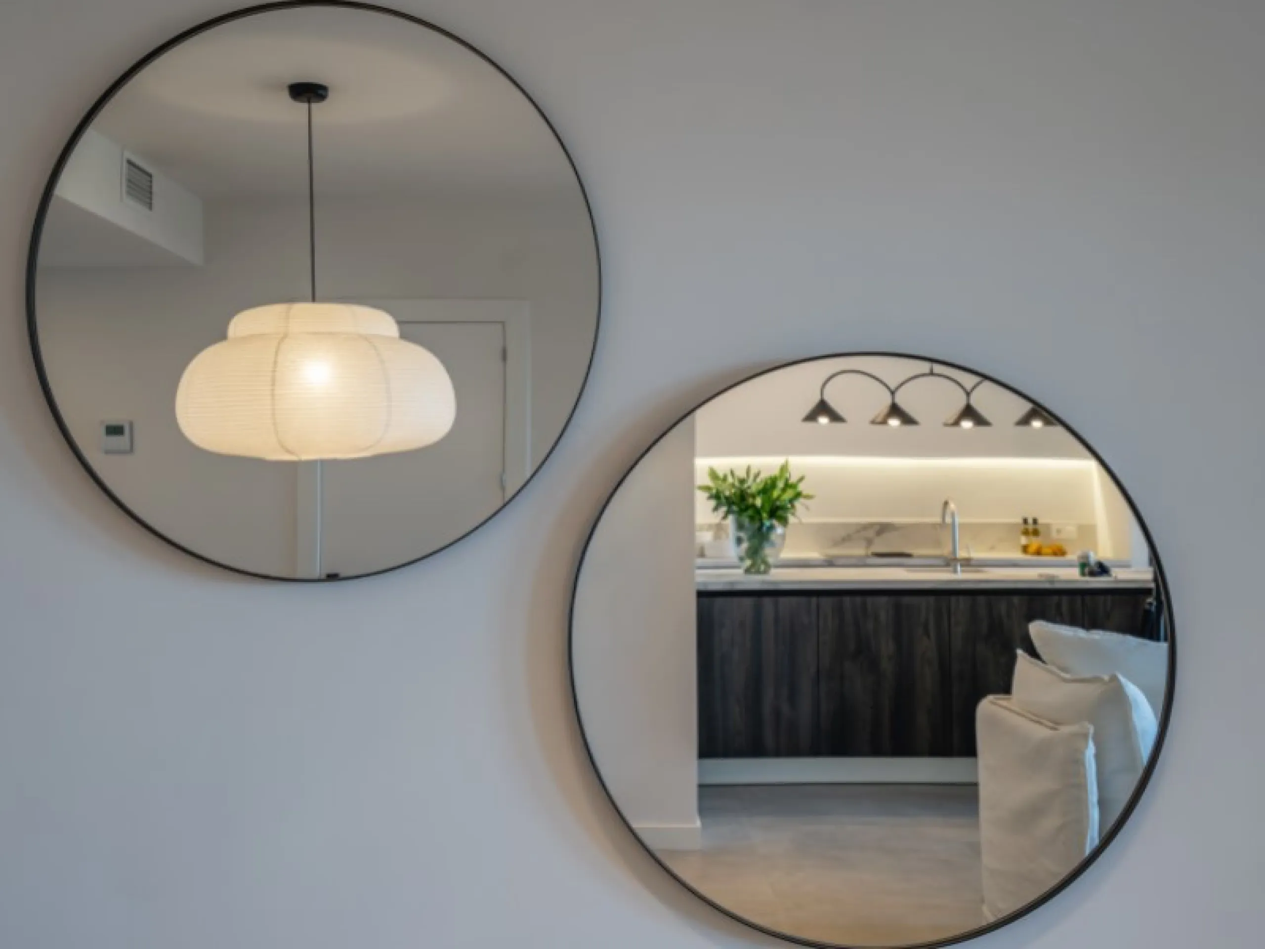 Welcome to Las Jacarandas, a beautifully fully renovated apartment located in the exclusive Los Arqueros urbanisation in Benahavís. Here you enjoy peace, comfort and luxury living, while still being perfectly connected to main roads and all nearby ameniti