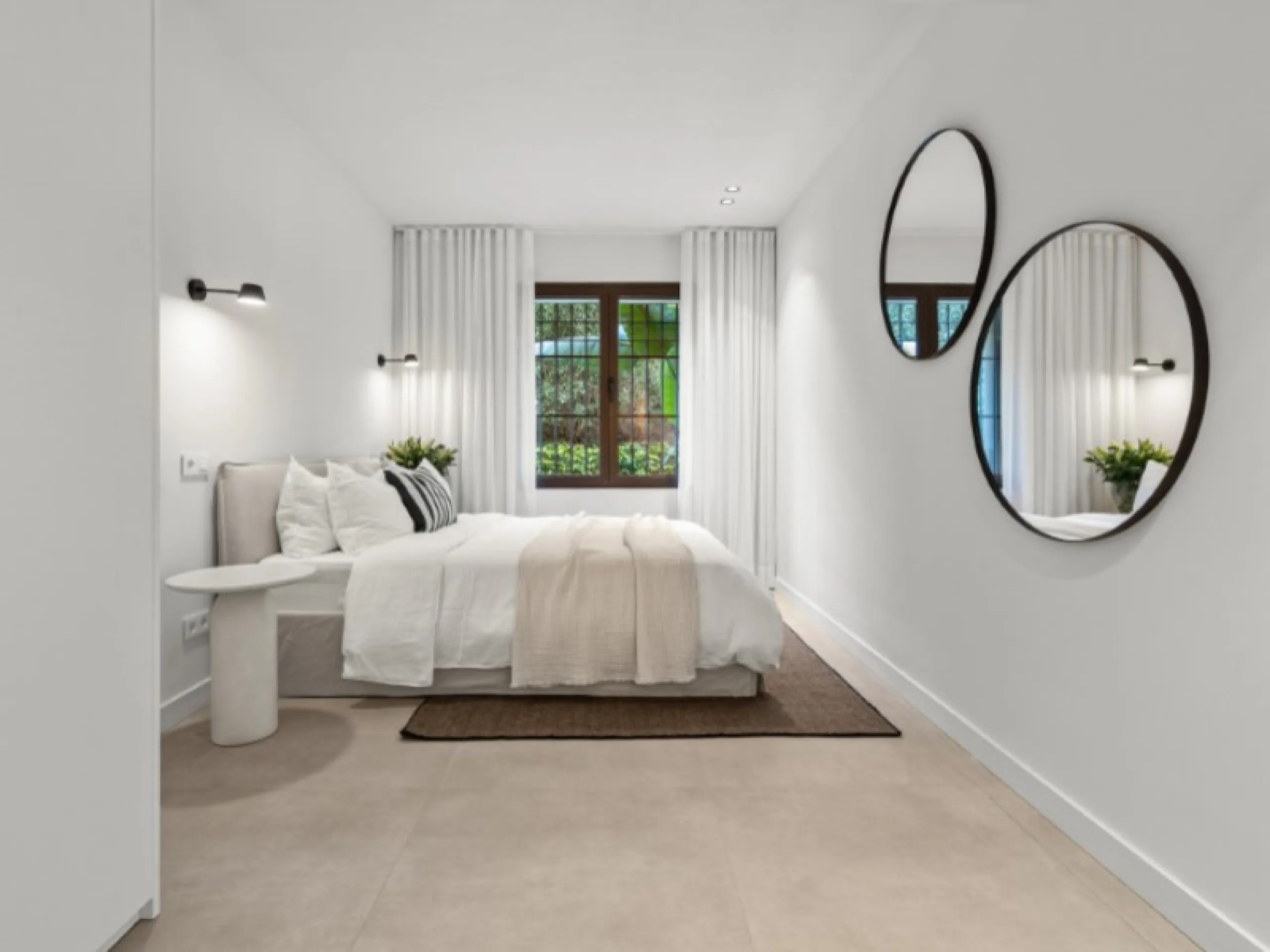 Welcome to Las Jacarandas, a beautifully fully renovated apartment located in the exclusive Los Arqueros urbanisation in Benahavís. Here you enjoy peace, comfort and luxury living, while still being perfectly connected to main roads and all nearby ameniti