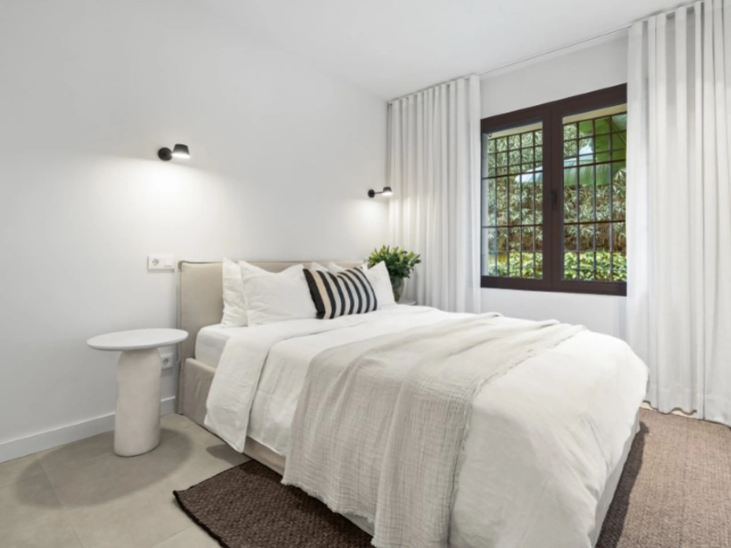 Welcome to Las Jacarandas, a beautifully fully renovated apartment located in the exclusive Los Arqueros urbanisation in Benahavís. Here you enjoy peace, comfort and luxury living, while still being perfectly connected to main roads and all nearby ameniti
