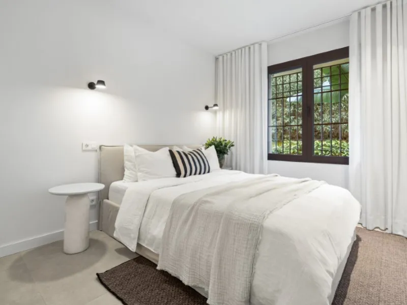 Welcome to Las Jacarandas, a beautifully fully renovated apartment located in the exclusive Los Arqueros urbanisation in Benahavís. Here you enjoy peace, comfort and luxury living, while still being perfectly connected to main roads and all nearby ameniti