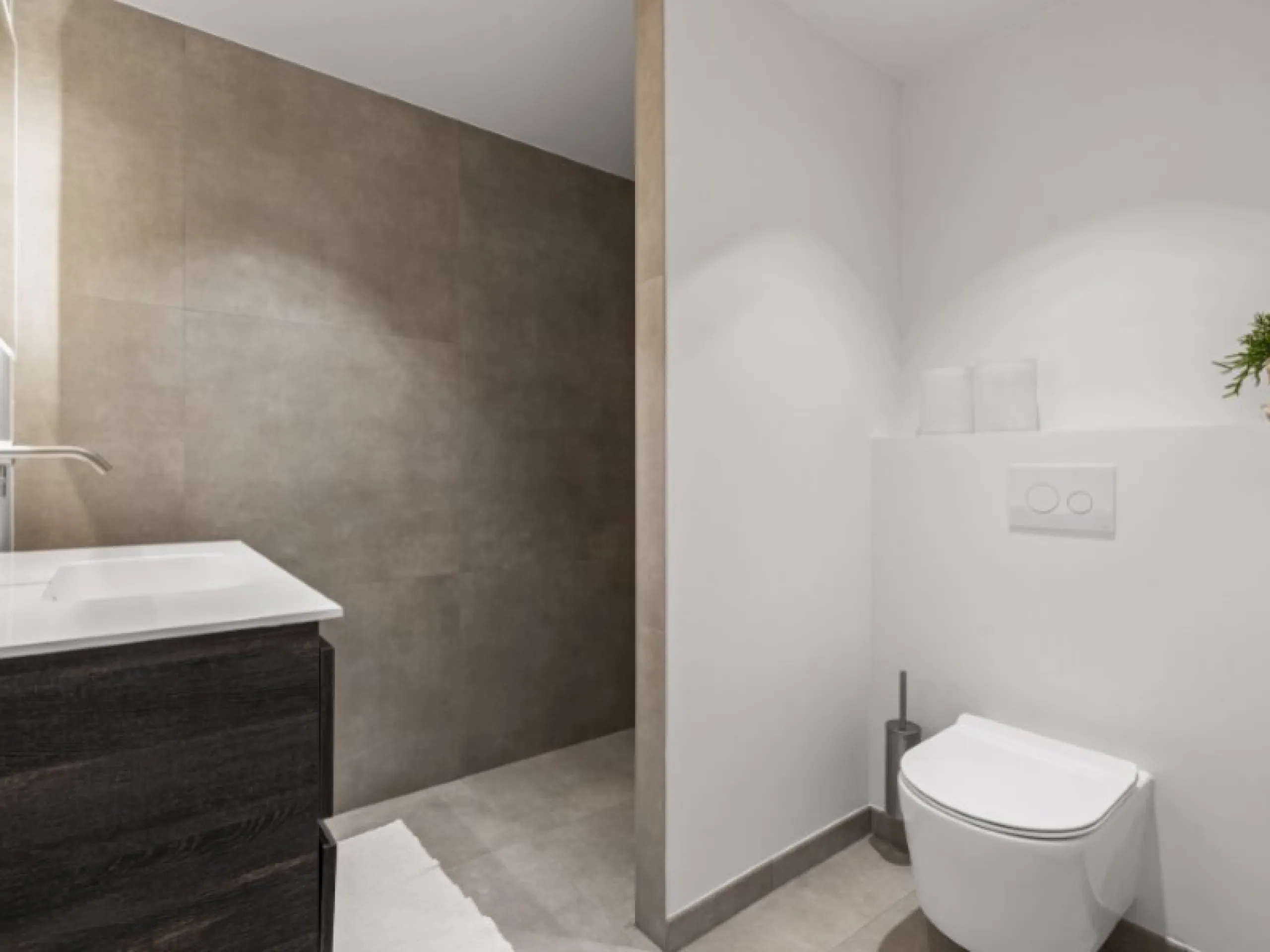 Welcome to Las Jacarandas, a beautifully fully renovated apartment located in the exclusive Los Arqueros urbanisation in Benahavís. Here you enjoy peace, comfort and luxury living, while still being perfectly connected to main roads and all nearby ameniti