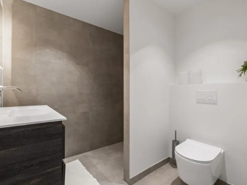 Welcome to Las Jacarandas, a beautifully fully renovated apartment located in the exclusive Los Arqueros urbanisation in Benahavís. Here you enjoy peace, comfort and luxury living, while still being perfectly connected to main roads and all nearby ameniti