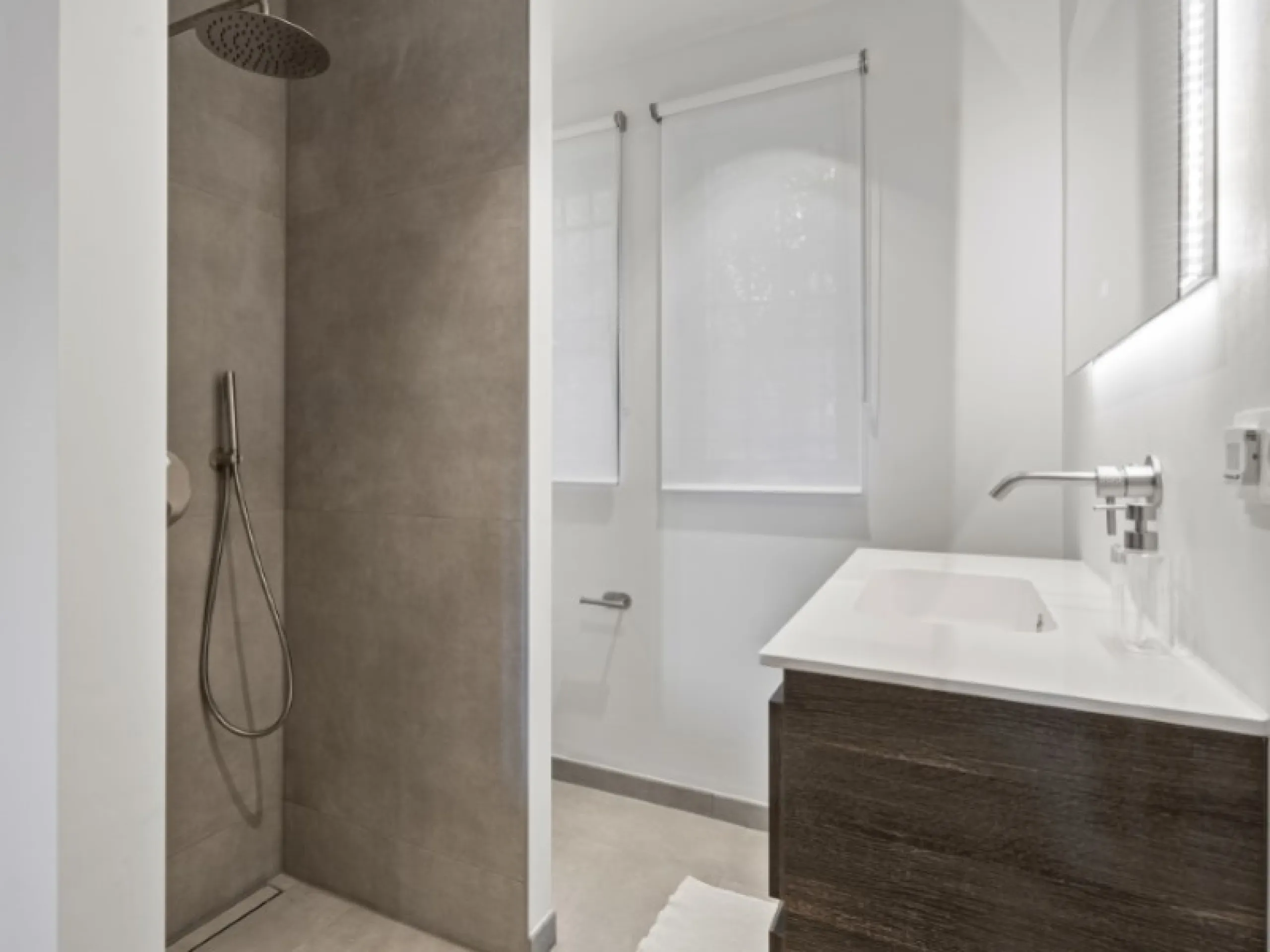 Welcome to Las Jacarandas, a beautifully fully renovated apartment located in the exclusive Los Arqueros urbanisation in Benahavís. Here you enjoy peace, comfort and luxury living, while still being perfectly connected to main roads and all nearby ameniti