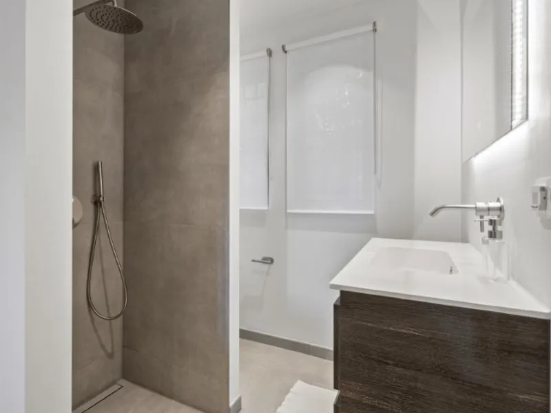Welcome to Las Jacarandas, a beautifully fully renovated apartment located in the exclusive Los Arqueros urbanisation in Benahavís. Here you enjoy peace, comfort and luxury living, while still being perfectly connected to main roads and all nearby ameniti