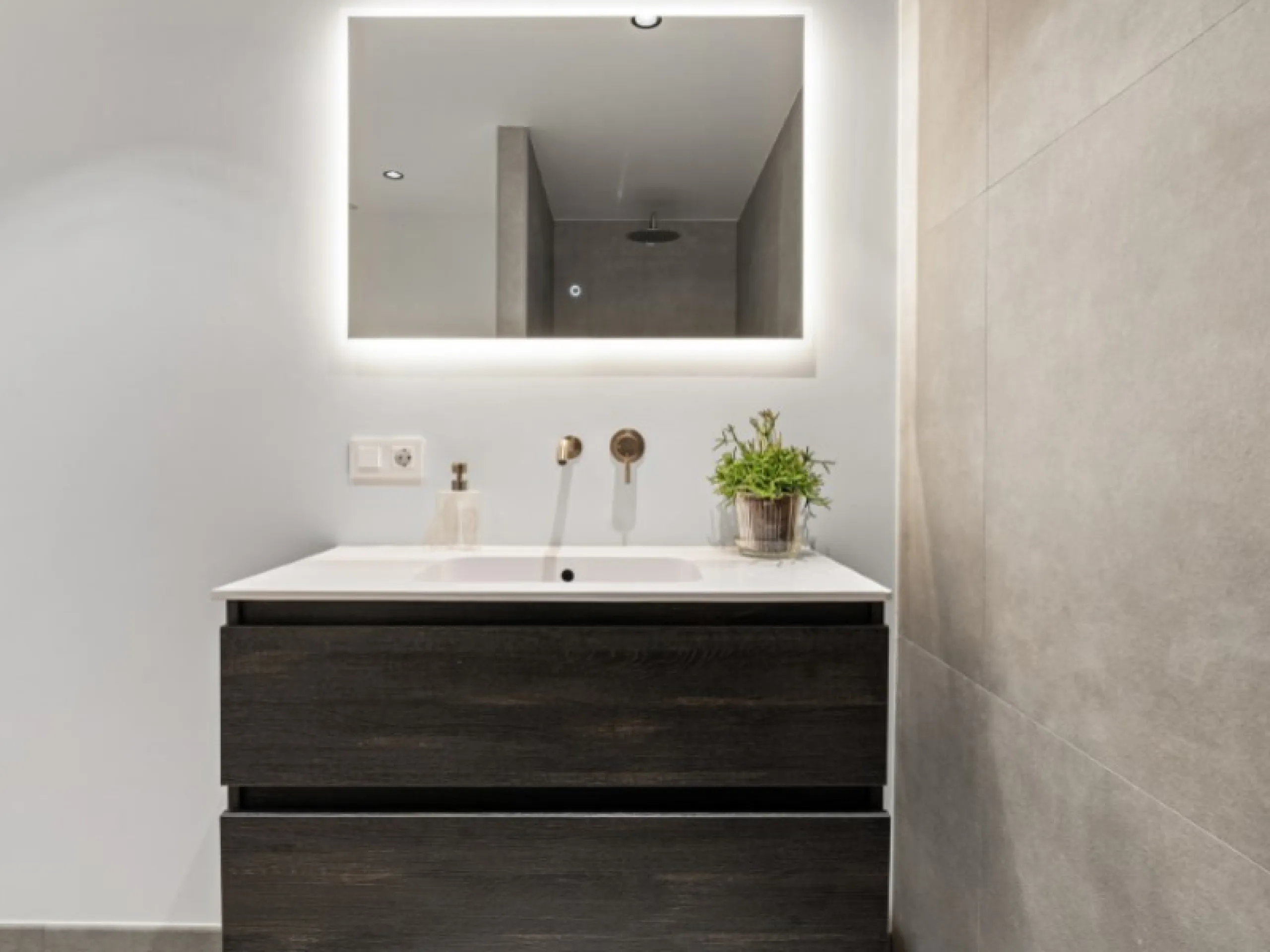 Welcome to Las Jacarandas, a beautifully fully renovated apartment located in the exclusive Los Arqueros urbanisation in Benahavís. Here you enjoy peace, comfort and luxury living, while still being perfectly connected to main roads and all nearby ameniti
