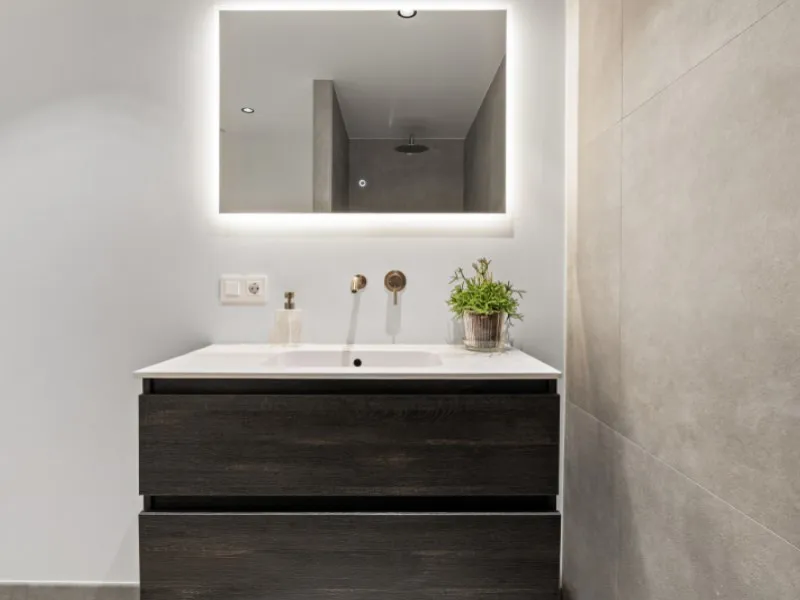 Welcome to Las Jacarandas, a beautifully fully renovated apartment located in the exclusive Los Arqueros urbanisation in Benahavís. Here you enjoy peace, comfort and luxury living, while still being perfectly connected to main roads and all nearby ameniti