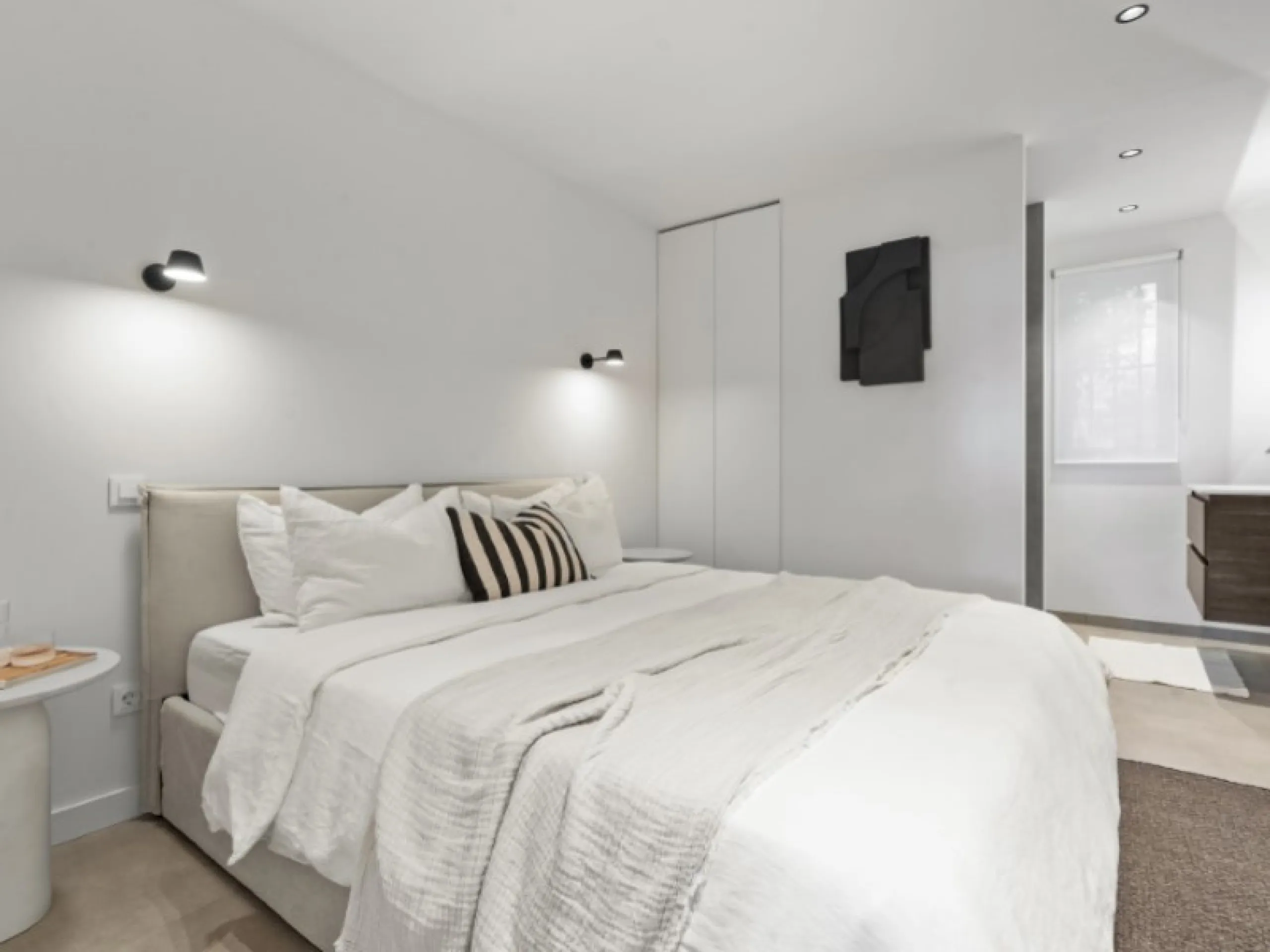 Welcome to Las Jacarandas, a beautifully fully renovated apartment located in the exclusive Los Arqueros urbanisation in Benahavís. Here you enjoy peace, comfort and luxury living, while still being perfectly connected to main roads and all nearby ameniti