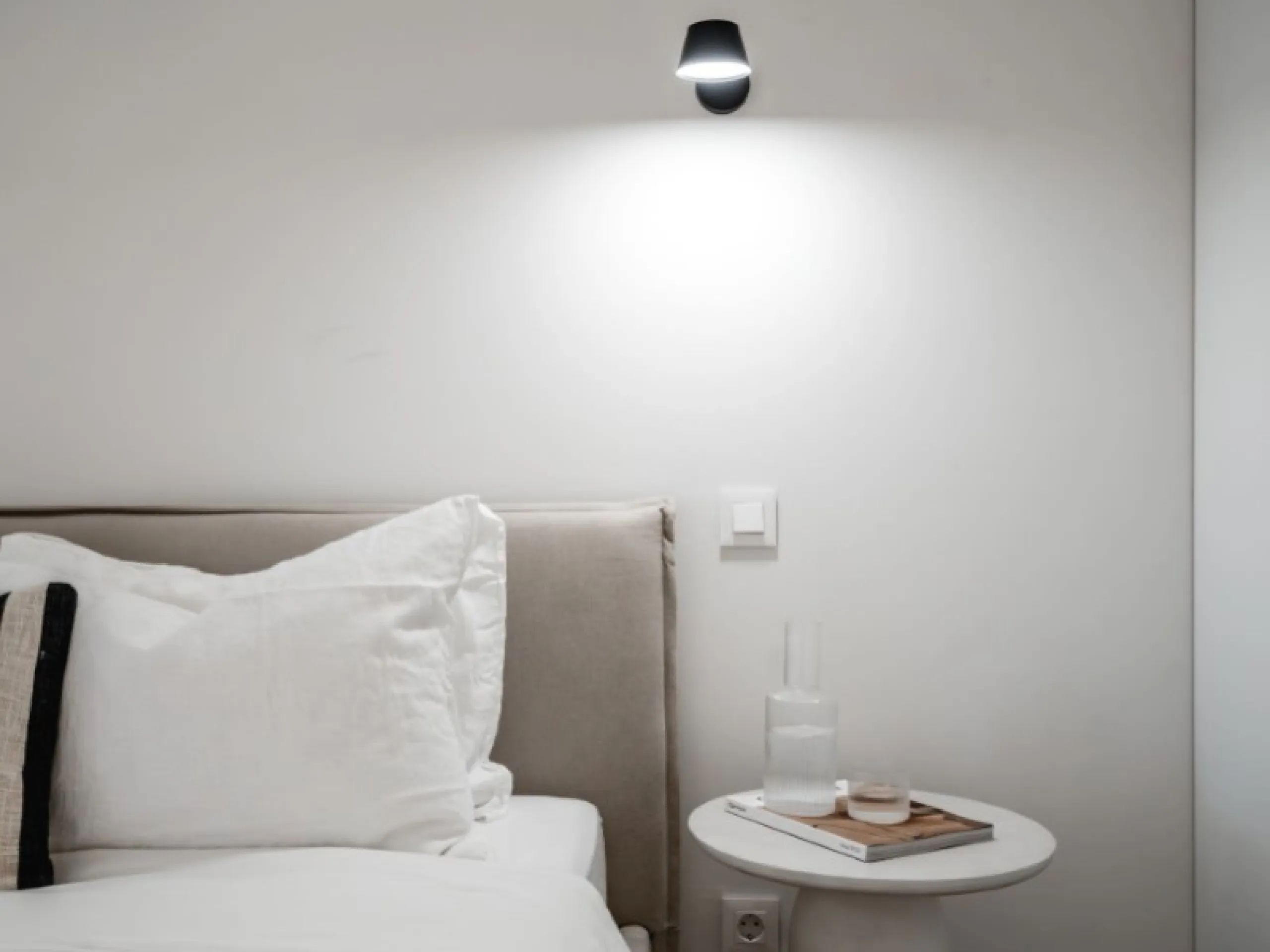 Welcome to Las Jacarandas, a beautifully fully renovated apartment located in the exclusive Los Arqueros urbanisation in Benahavís. Here you enjoy peace, comfort and luxury living, while still being perfectly connected to main roads and all nearby ameniti