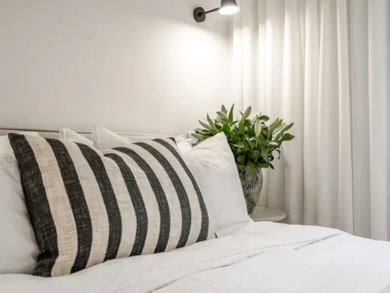 Welcome to Las Jacarandas, a beautifully fully renovated apartment located in the exclusive Los Arqueros urbanisation in Benahavís. Here you enjoy peace, comfort and luxury living, while still being perfectly connected to main roads and all nearby ameniti