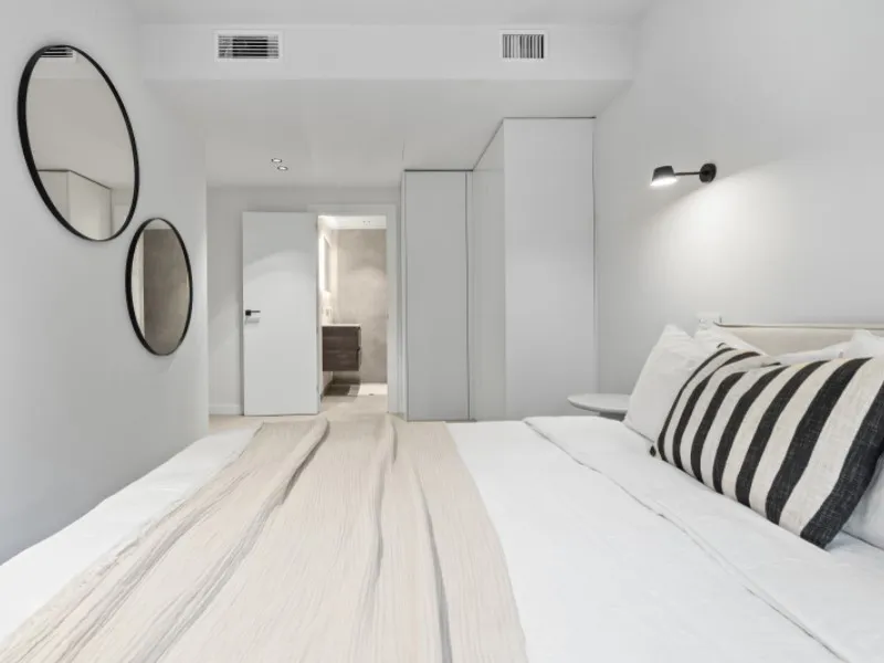 Welcome to Las Jacarandas, a beautifully fully renovated apartment located in the exclusive Los Arqueros urbanisation in Benahavís. Here you enjoy peace, comfort and luxury living, while still being perfectly connected to main roads and all nearby ameniti