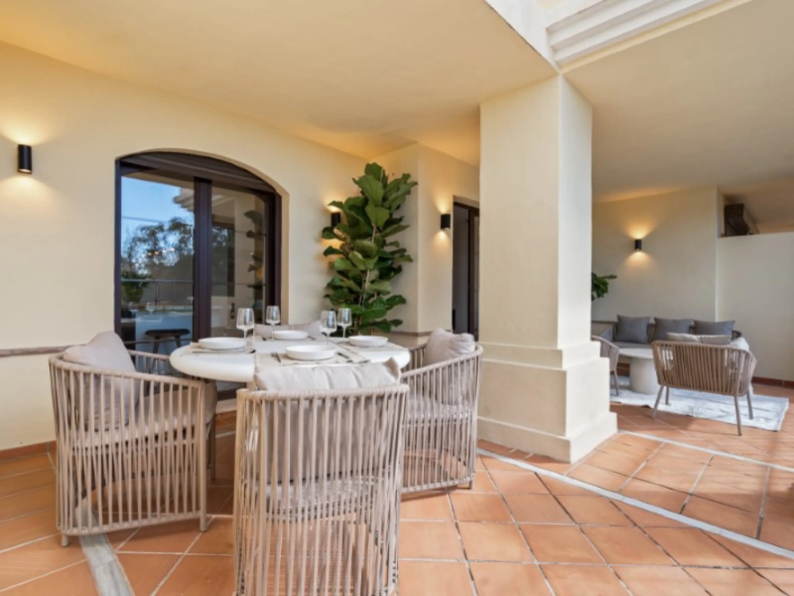 Welcome to Las Jacarandas, a beautifully fully renovated apartment located in the exclusive Los Arqueros urbanisation in Benahavís. Here you enjoy peace, comfort and luxury living, while still being perfectly connected to main roads and all nearby ameniti
