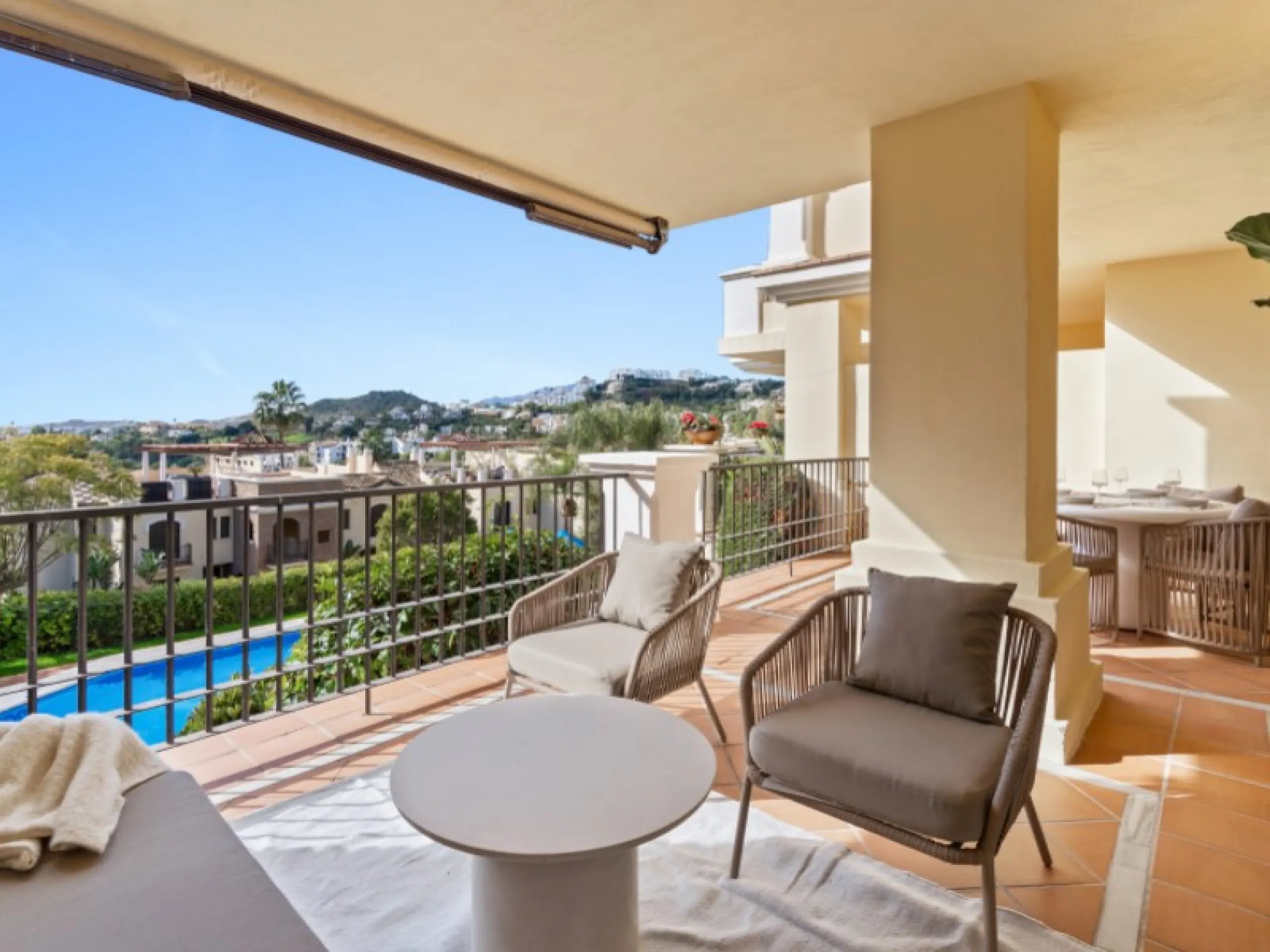Welcome to Las Jacarandas, a beautifully fully renovated apartment located in the exclusive Los Arqueros urbanisation in Benahavís. Here you enjoy peace, comfort and luxury living, while still being perfectly connected to main roads and all nearby ameniti