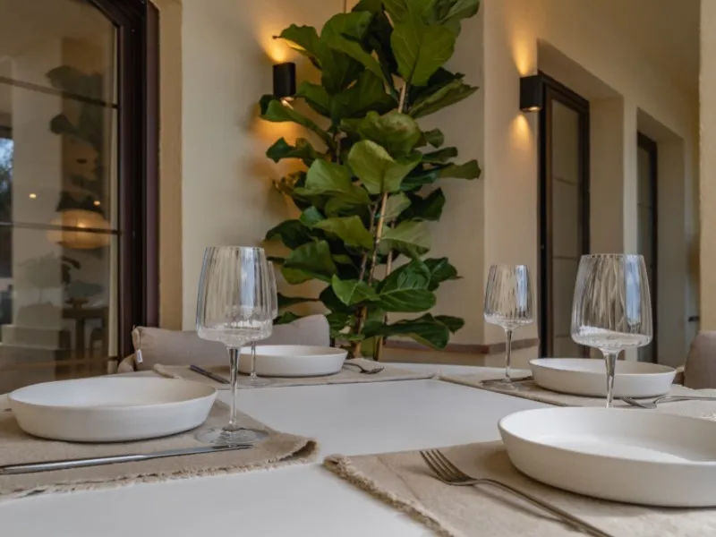 Welcome to Las Jacarandas, a beautifully fully renovated apartment located in the exclusive Los Arqueros urbanisation in Benahavís. Here you enjoy peace, comfort and luxury living, while still being perfectly connected to main roads and all nearby ameniti