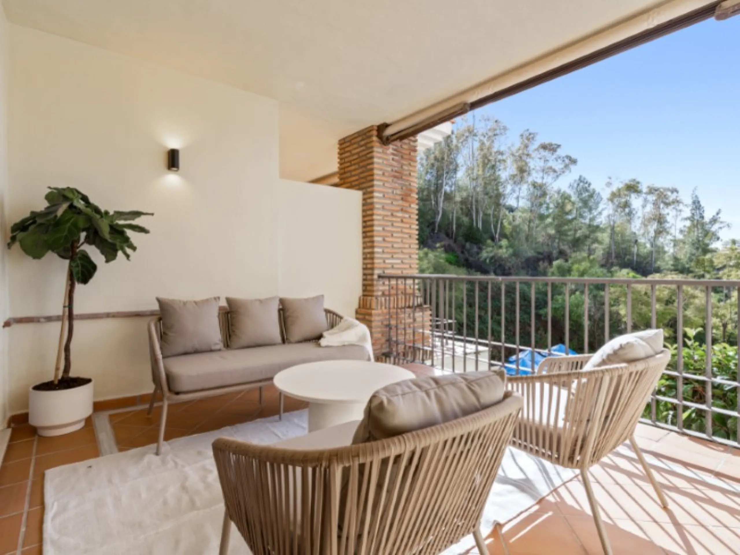 Welcome to Las Jacarandas, a beautifully fully renovated apartment located in the exclusive Los Arqueros urbanisation in Benahavís. Here you enjoy peace, comfort and luxury living, while still being perfectly connected to main roads and all nearby ameniti